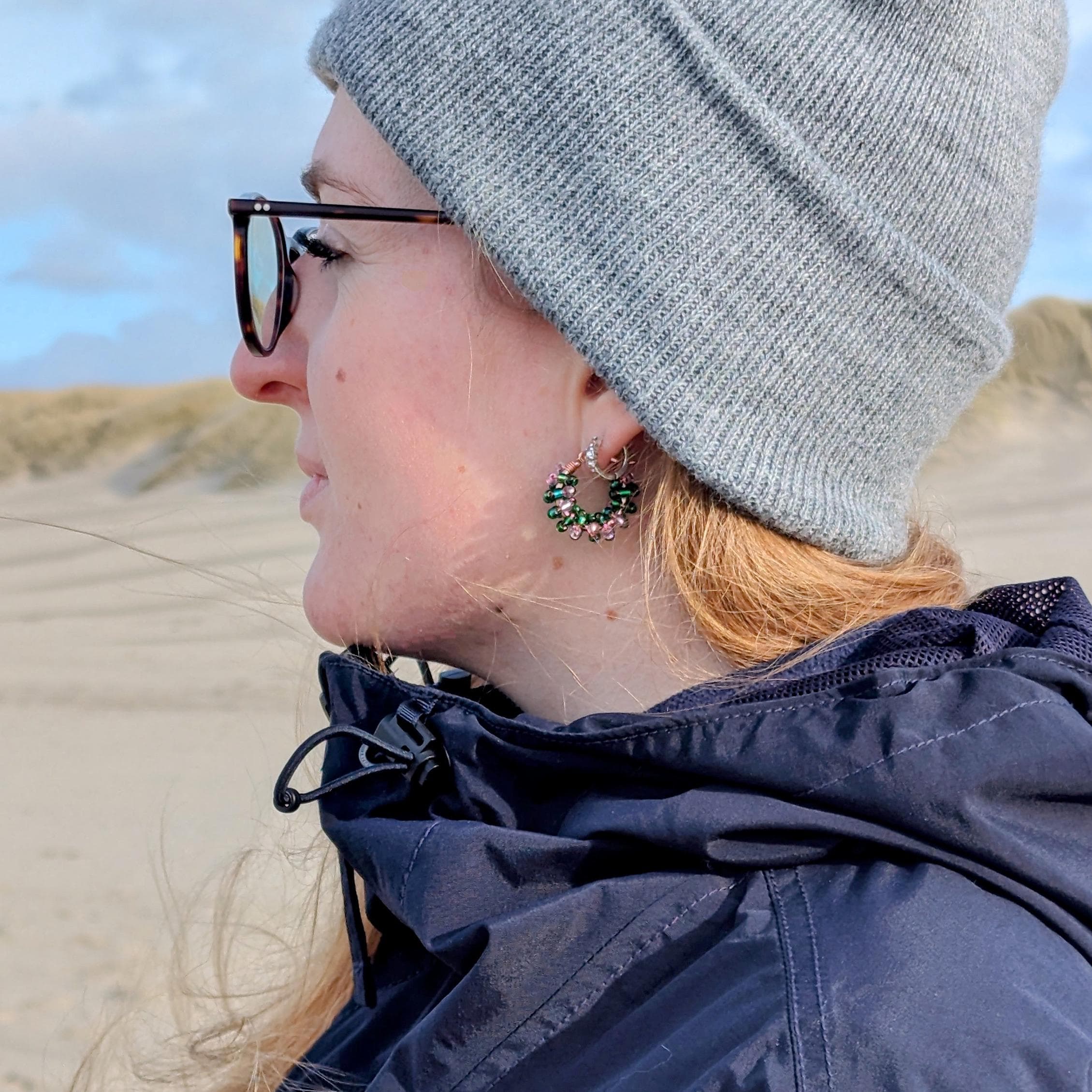 Color Wraps „Tulip“ – Edelstahl-Creolen mit grünen und rosa Rocailles-Perlen