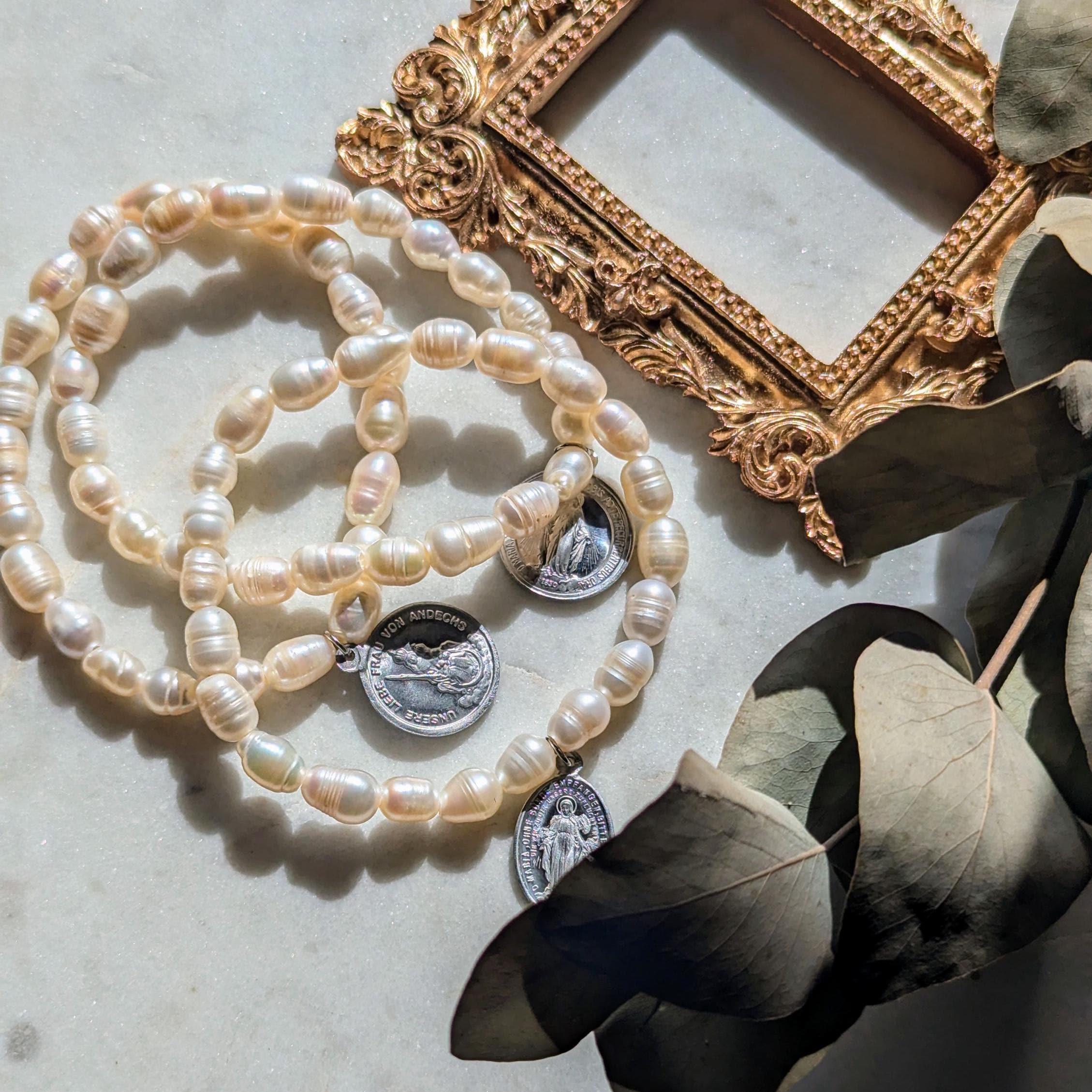 Süßwasserperlenarmband mit Marienmedaille vom Kloster Andechs