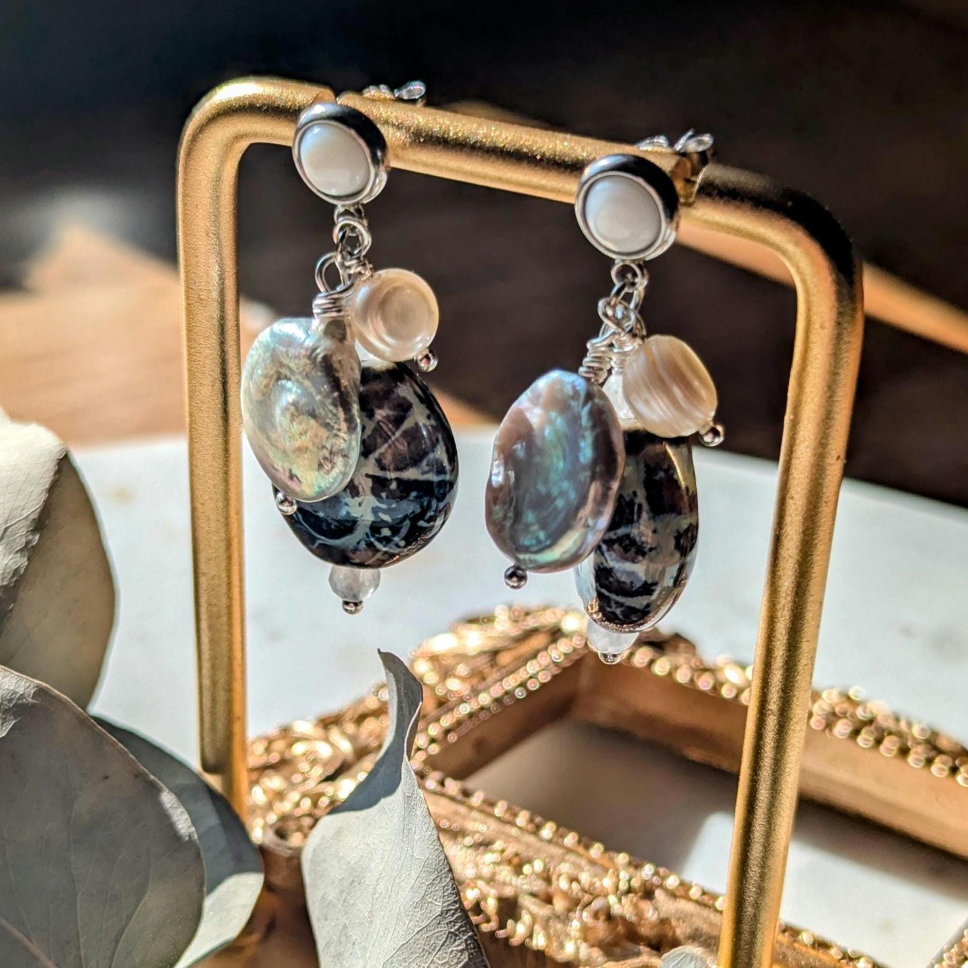 Ohrstecker "Ocean Treasure" – Perlmutt, Perlen & Keramik-Ammonit