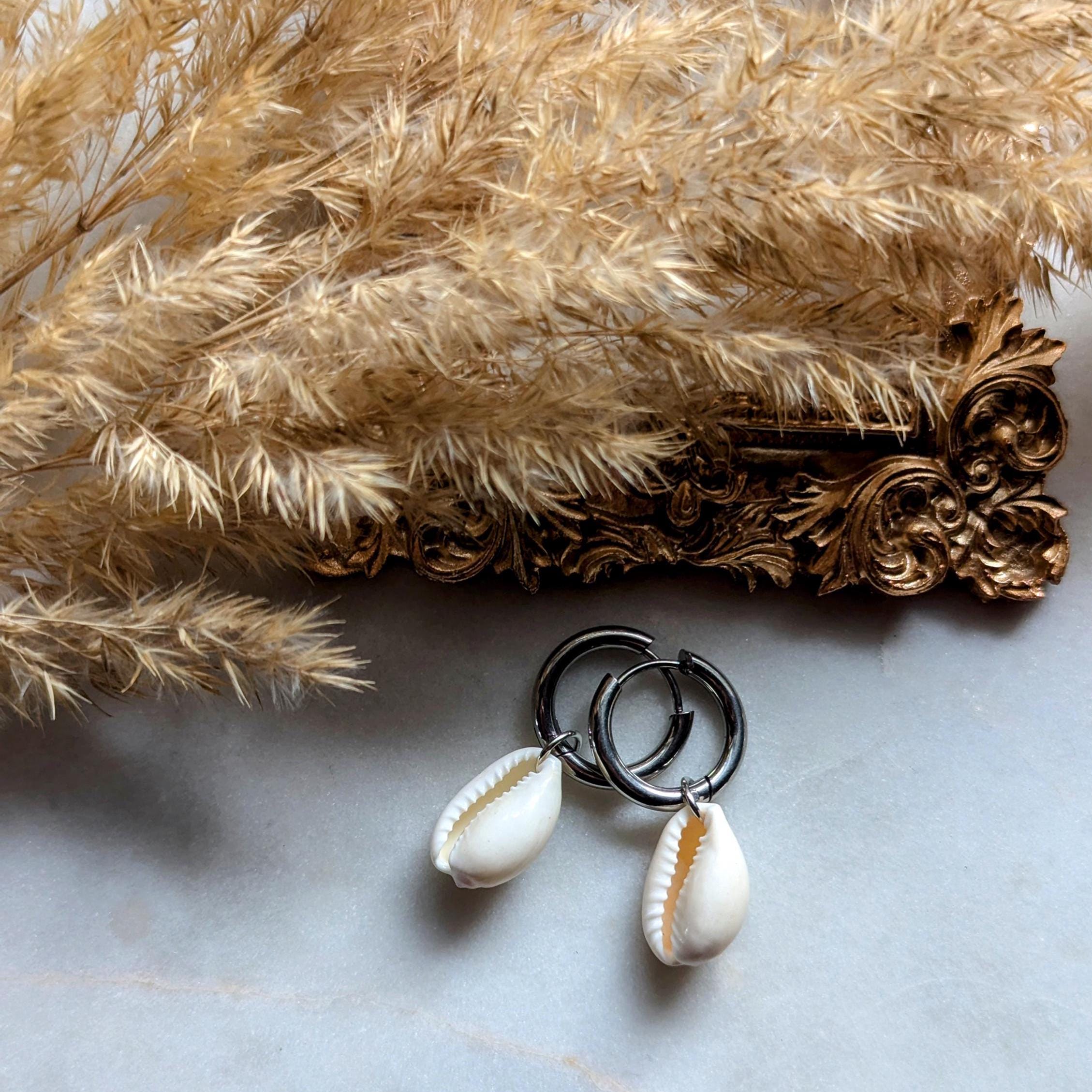 Creolen mit kleinen Kauri-Muscheln – Edelstahl-Ohrringe mit feinem Muscheldetail