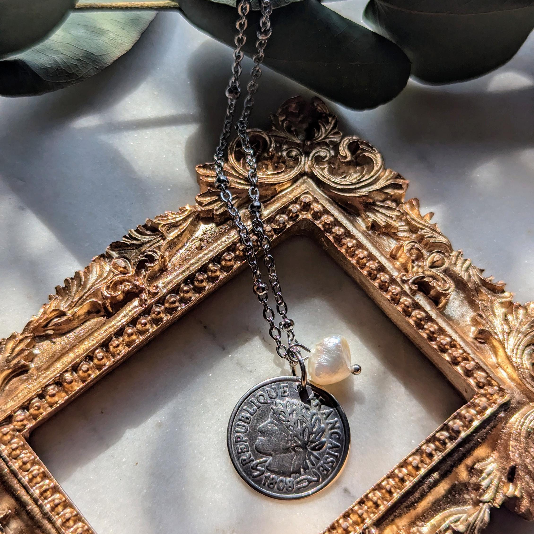 Halskette Santorini – Satelliten Kette aus Edelstahl mit Münzanhänger und Süßwasserperle