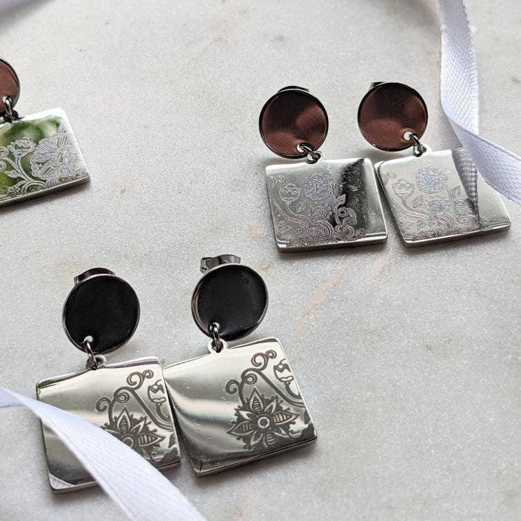 Ohrstecker "Floral Charms" – Edelstahl mit Blumenmuster