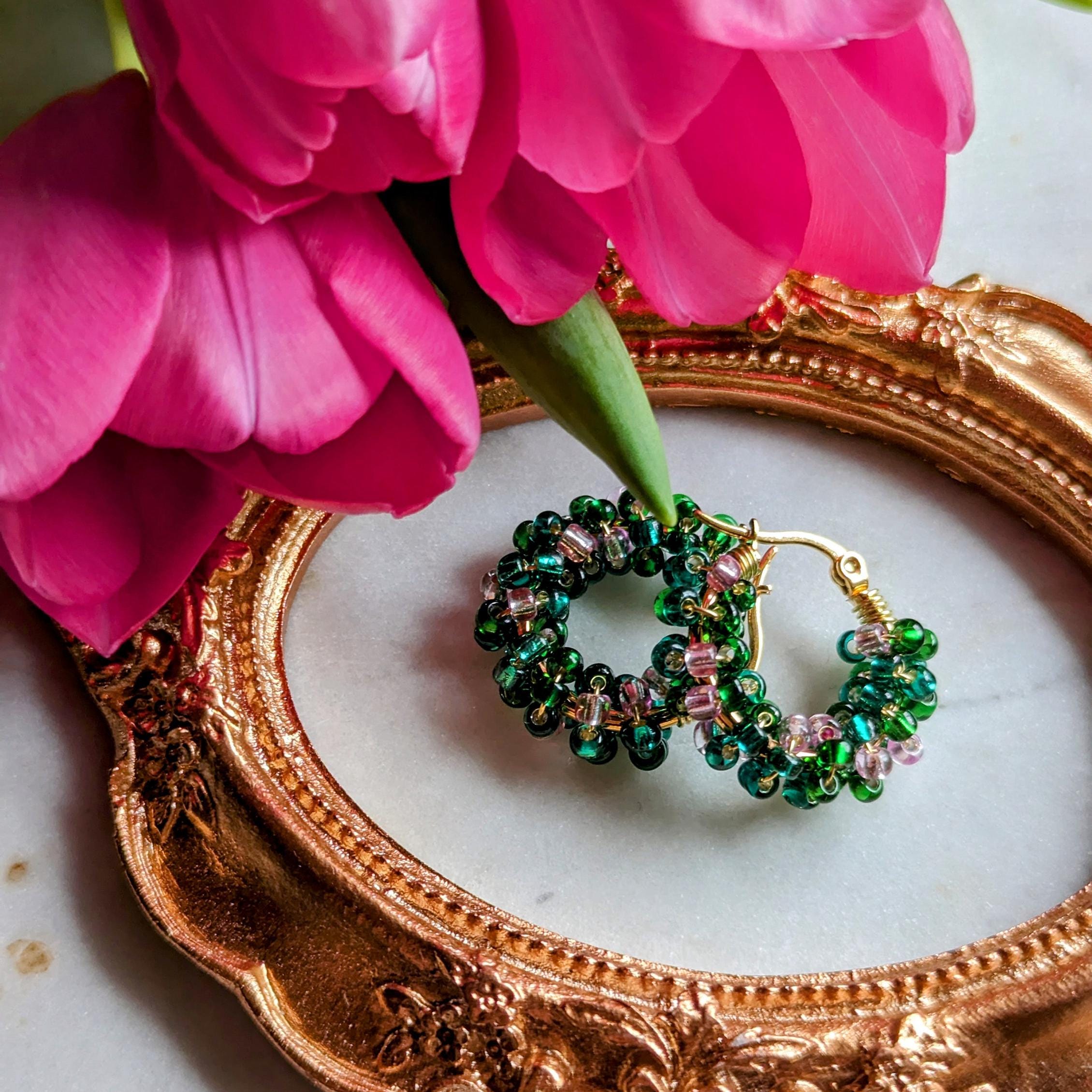 Color Wraps „Tulip“ – Edelstahl-Creolen mit grünen und rosa Rocailles-Perlen