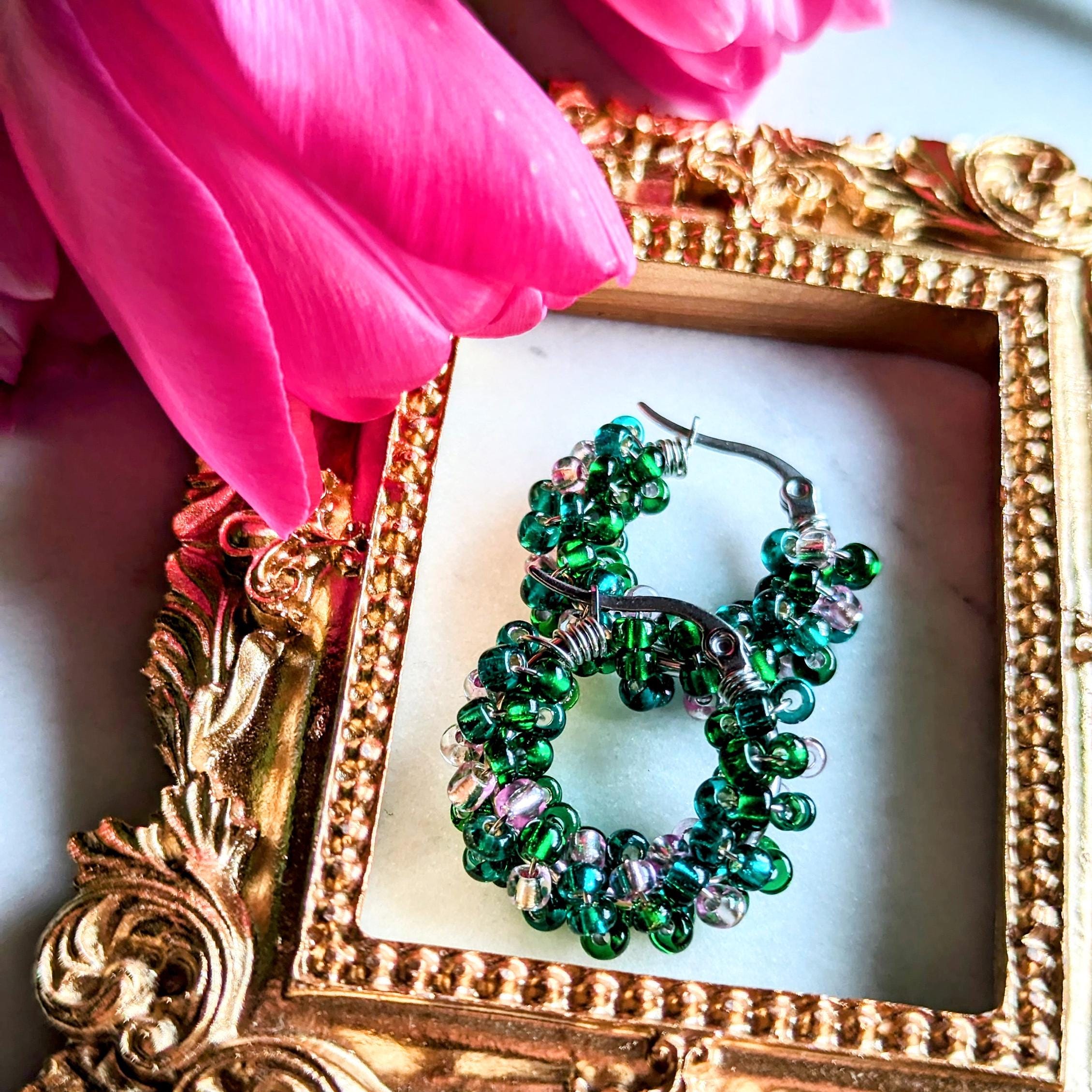 Color Wraps „Tulip“ – Edelstahl-Creolen mit grünen und rosa Rocailles-Perlen