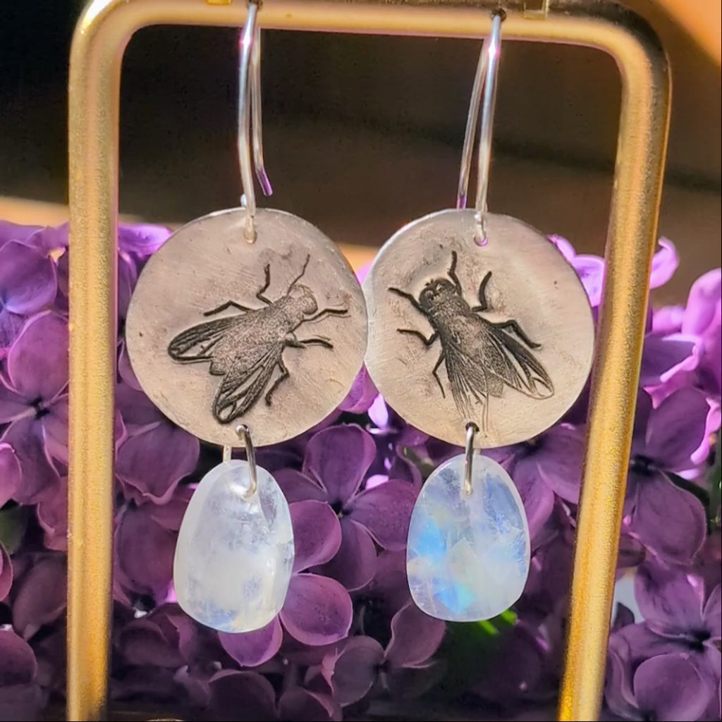 Stubenfliege - Handgefertigte Silberohrringe mit Mondstein | Insektenmotiv Unikat