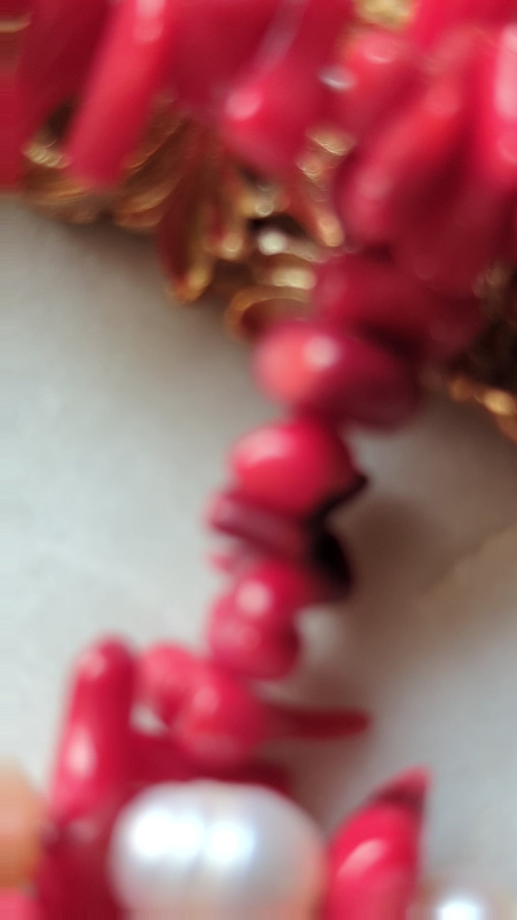 Halskette "Ocean Whisper Choker" – Koralle, Süßwasserperlen & Bergkristall