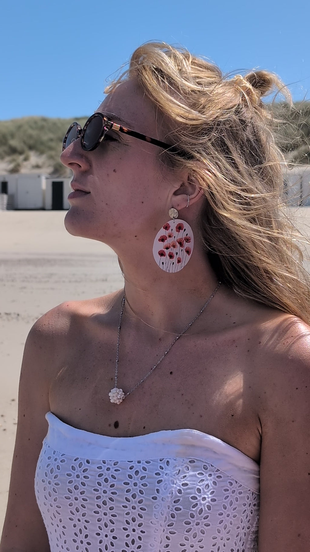 Poppy Bloom – Ohrstecker mit Mohnblumen auf Perlmutt