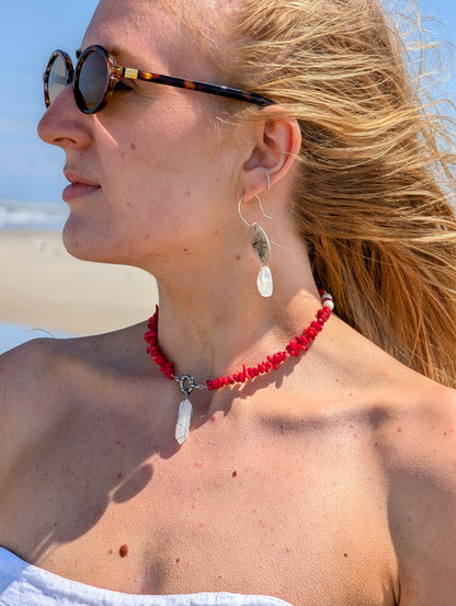 Short necklace with coral, freshwater pearls and rock crystal