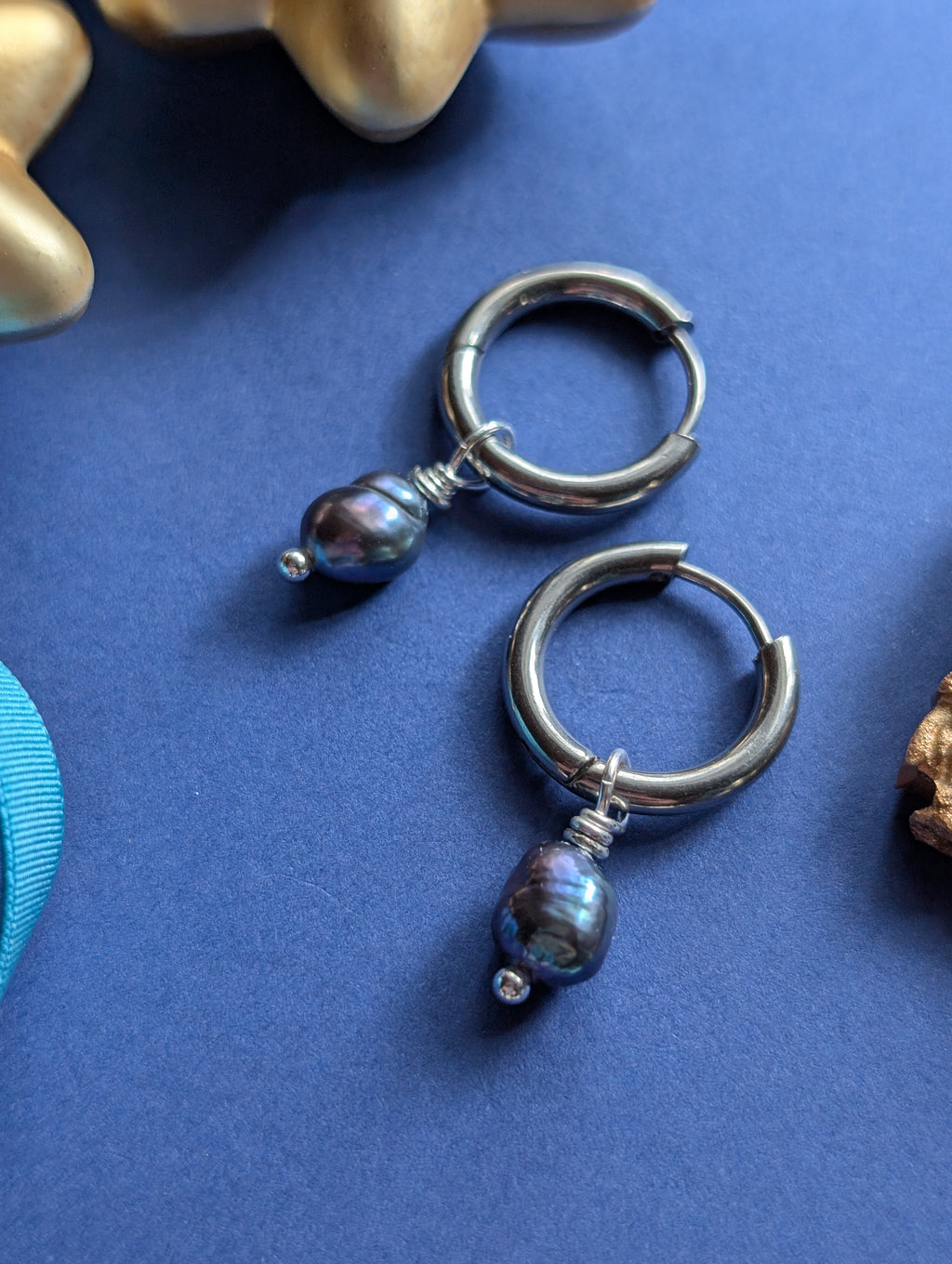 Midnight Pearl - Edelstahl Creolen mit schwarz-blauen Süßwasserperlen