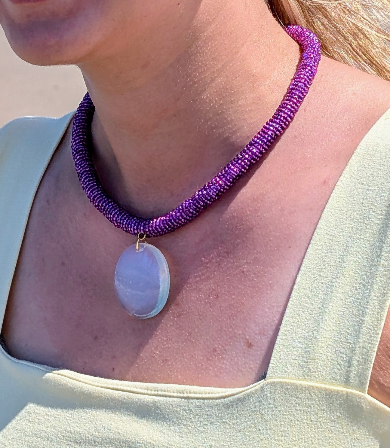 Serena Opale – Zarte Halskette mit Opalit-Anhänger und schimmernder Kordel