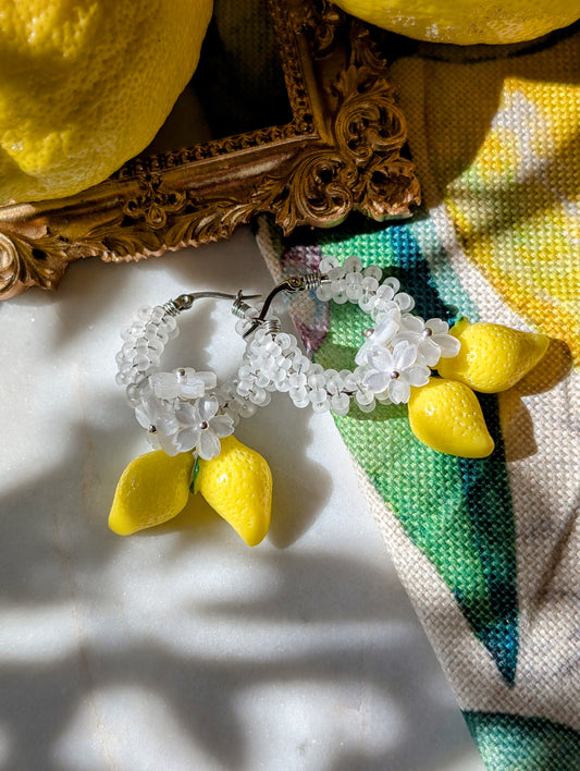 Creole di Limone – Color Wraps Edelstahl-Creolen mit Zitronen und Blüten