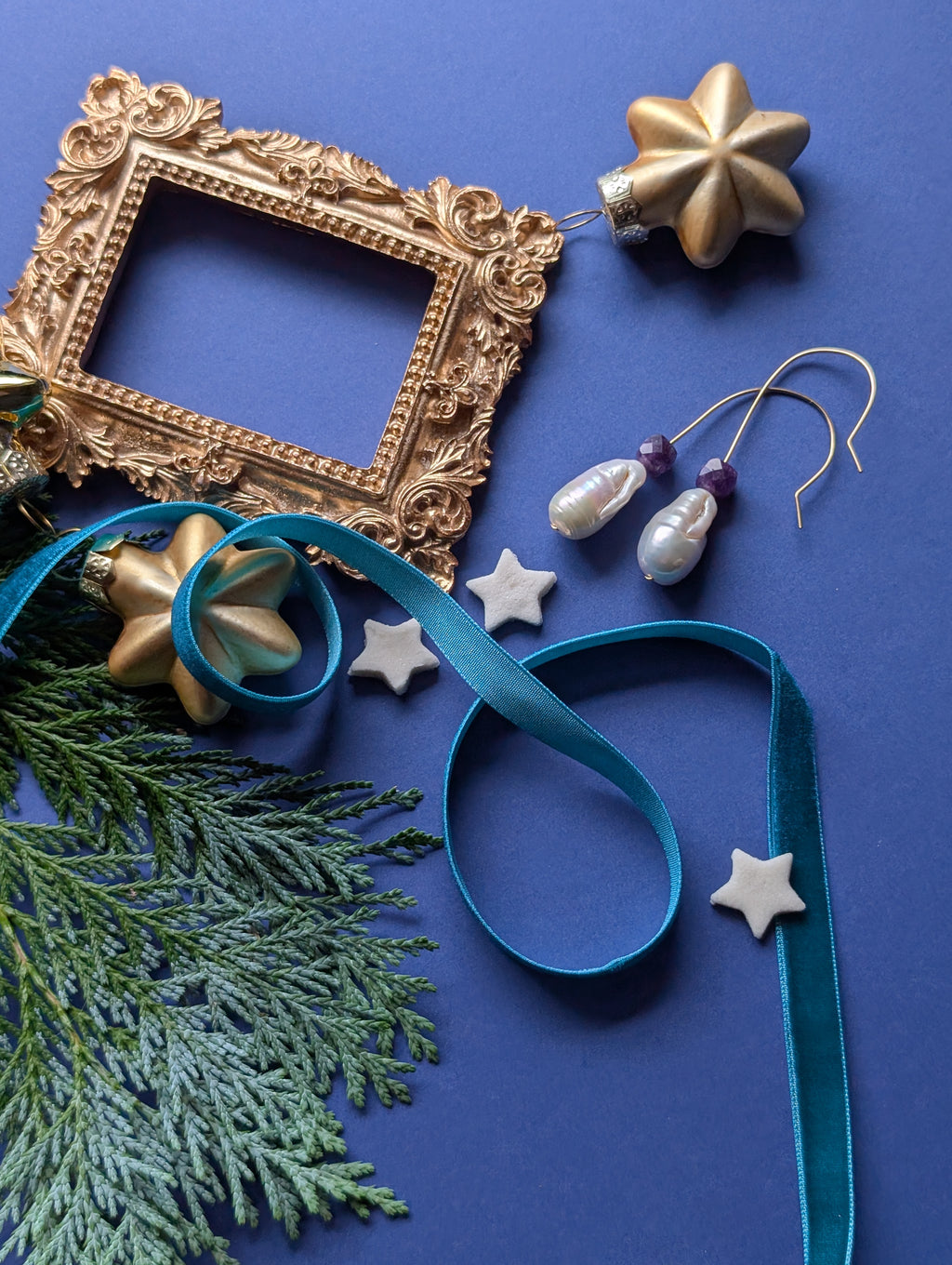 Royal Drops - Ohrhänger mit Barockperle und violettem Quarz