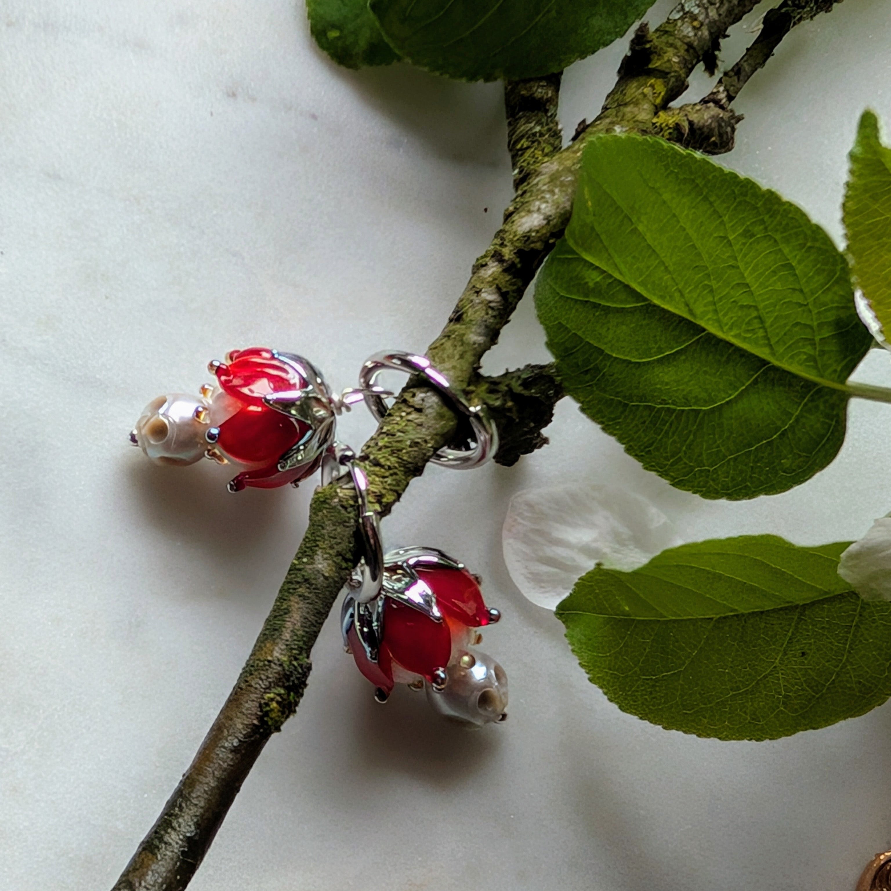 Creolen mit handgefertigten Lampworkperlen und Totenköpfen aus Süßwasserperlen – femininer Gothic Schmuck