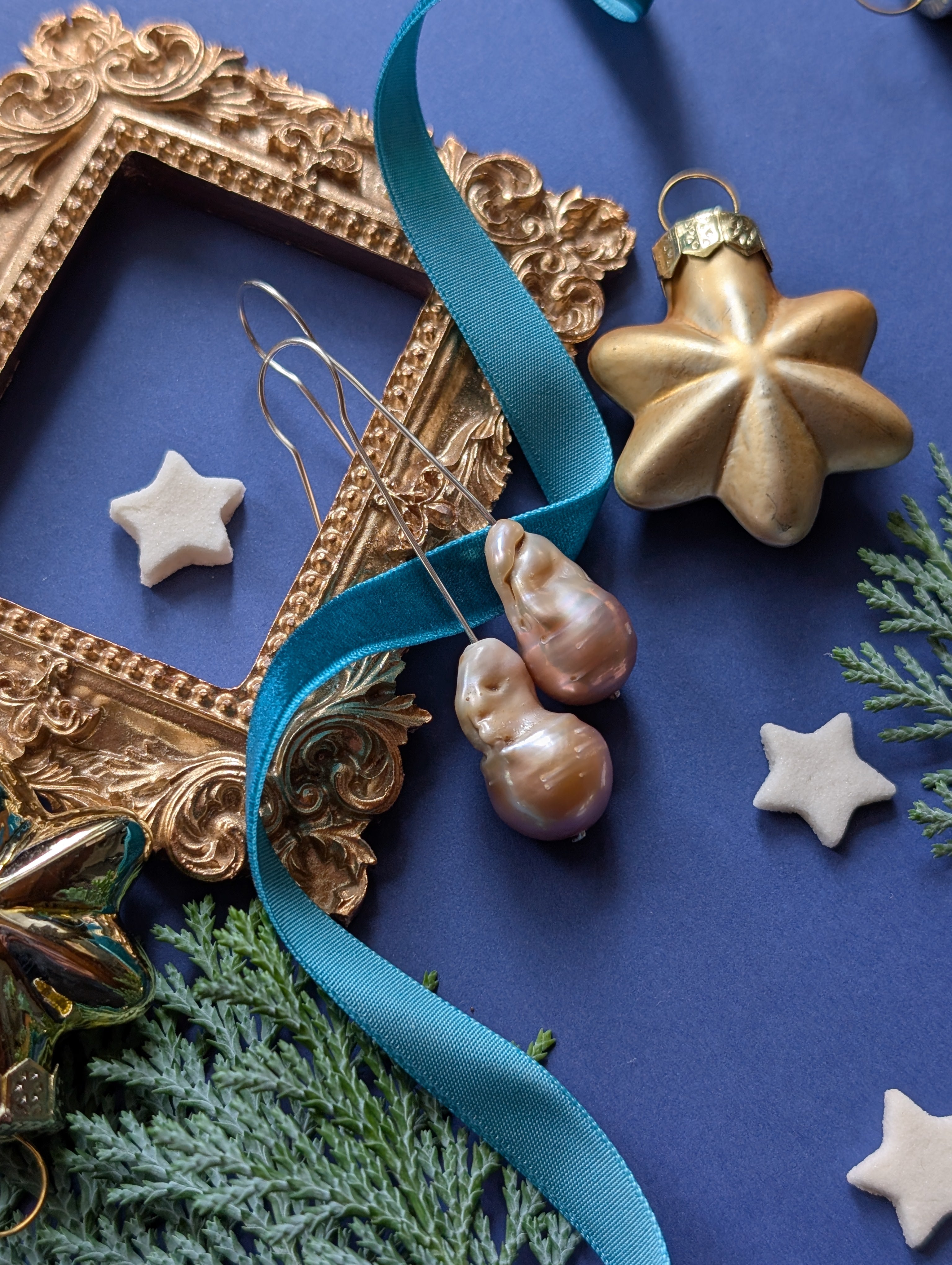 Rosewood Key - Barockperlen Ohrhänger mit Schlüsselloch Detail