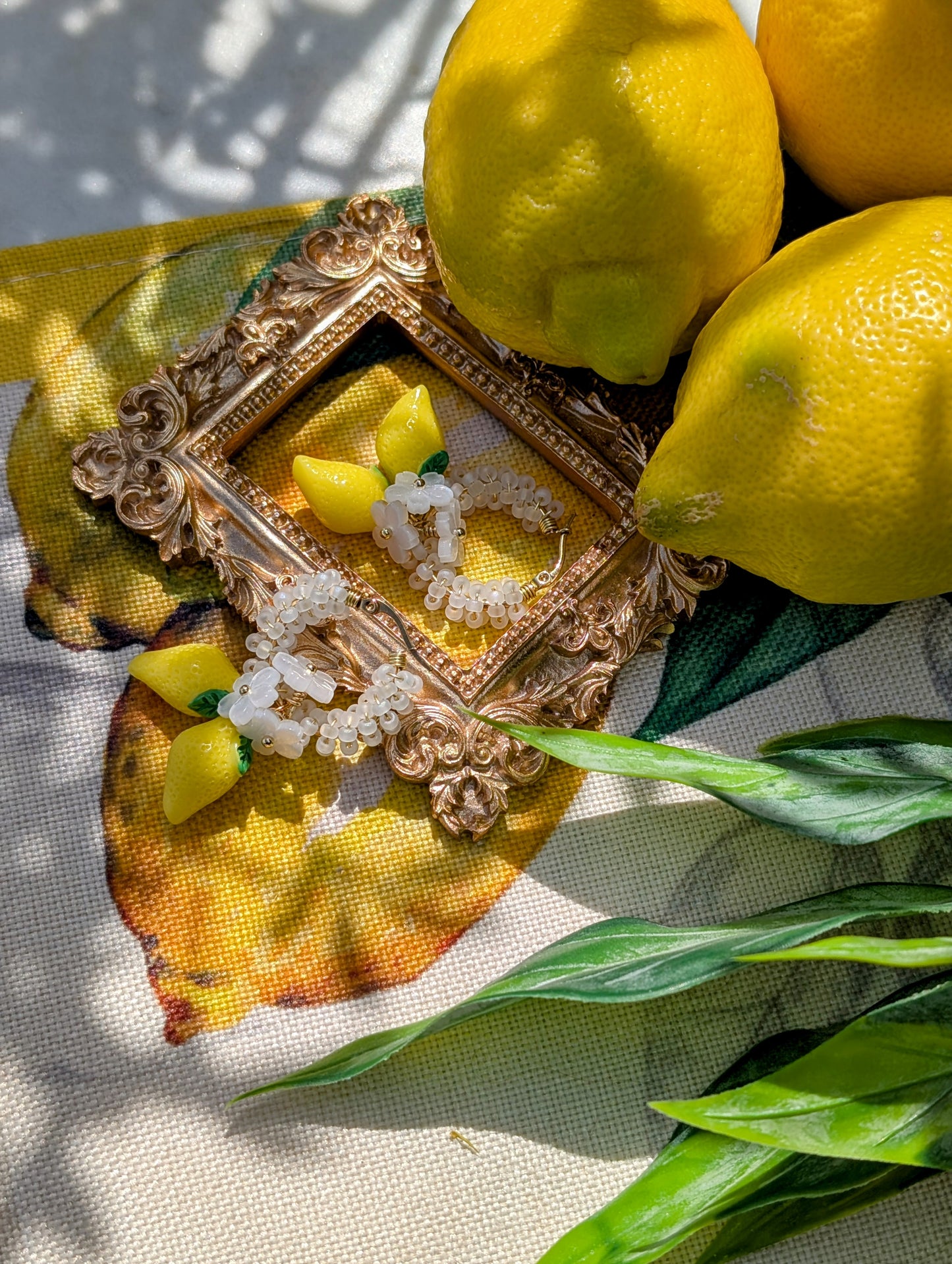 Creole di Limone – Color Wraps Edelstahl-Creolen mit Zitronen und Blüten
