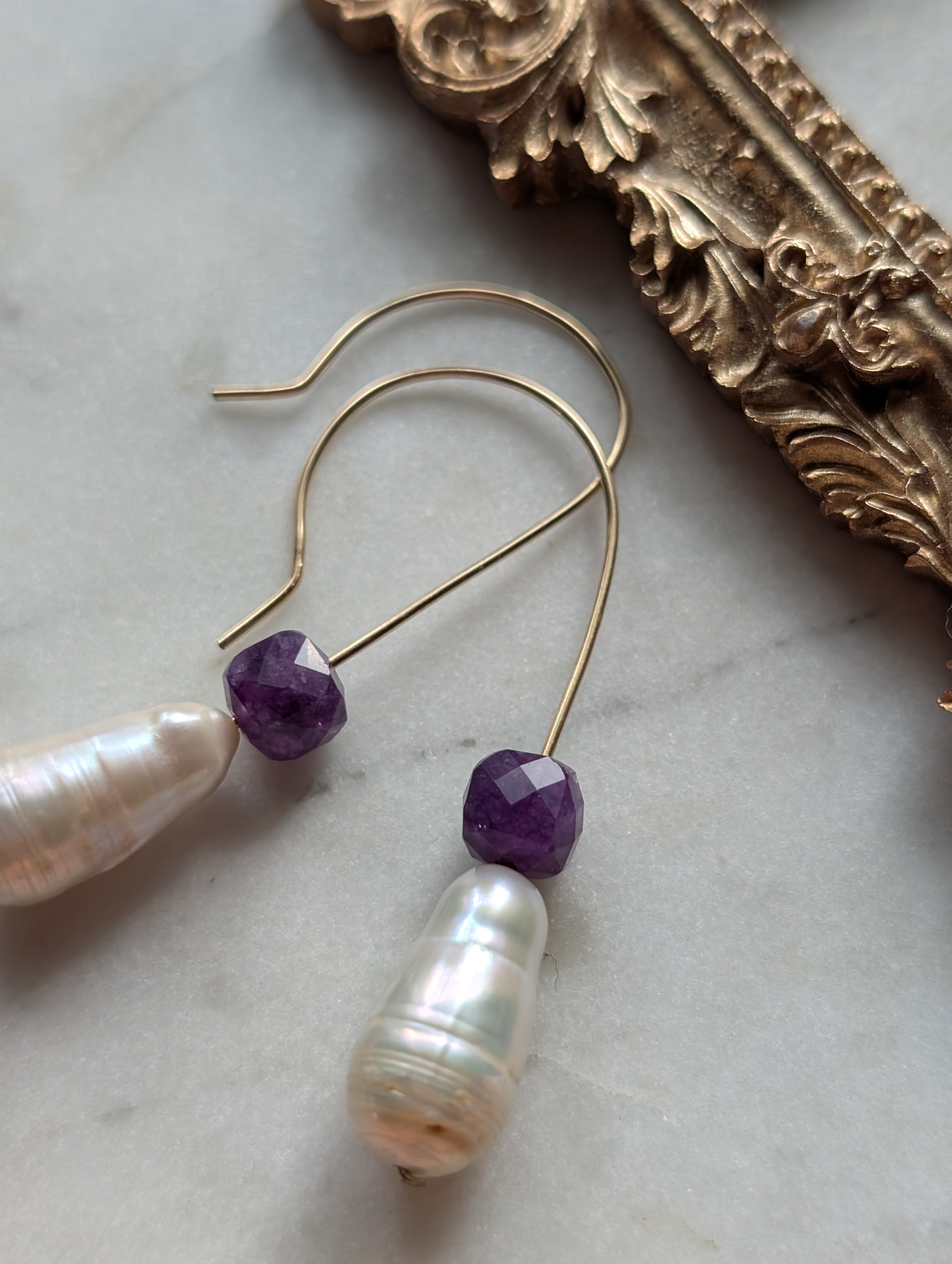 Royal Drops - Ohrhänger mit Barockperle und violettem Quarz