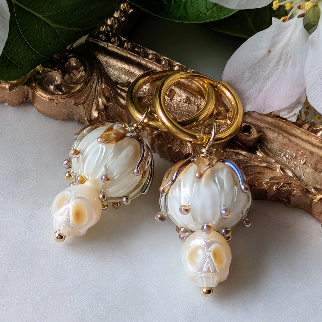 Creolen mit handgefertigten Lampworkperlen und Totenköpfen aus Süßwasserperlen – femininer Gothic Schmuck