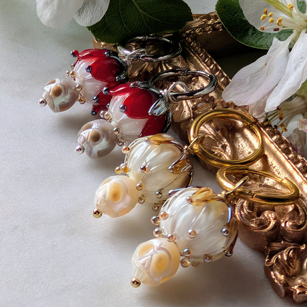 Creolen mit handgefertigten Lampworkperlen und Totenköpfen aus Süßwasserperlen – femininer Gothic Schmuck