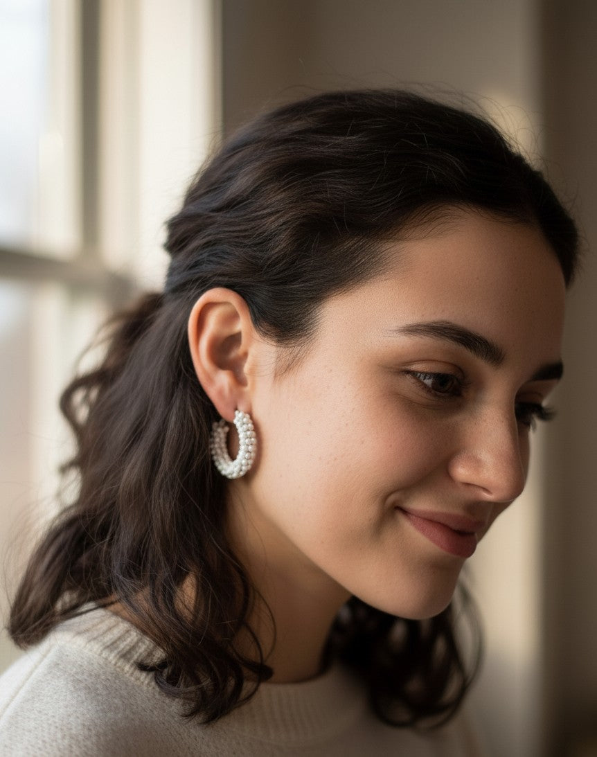 Color Wraps Creolen "Alba" – Edelstahl & weiße Rocailles