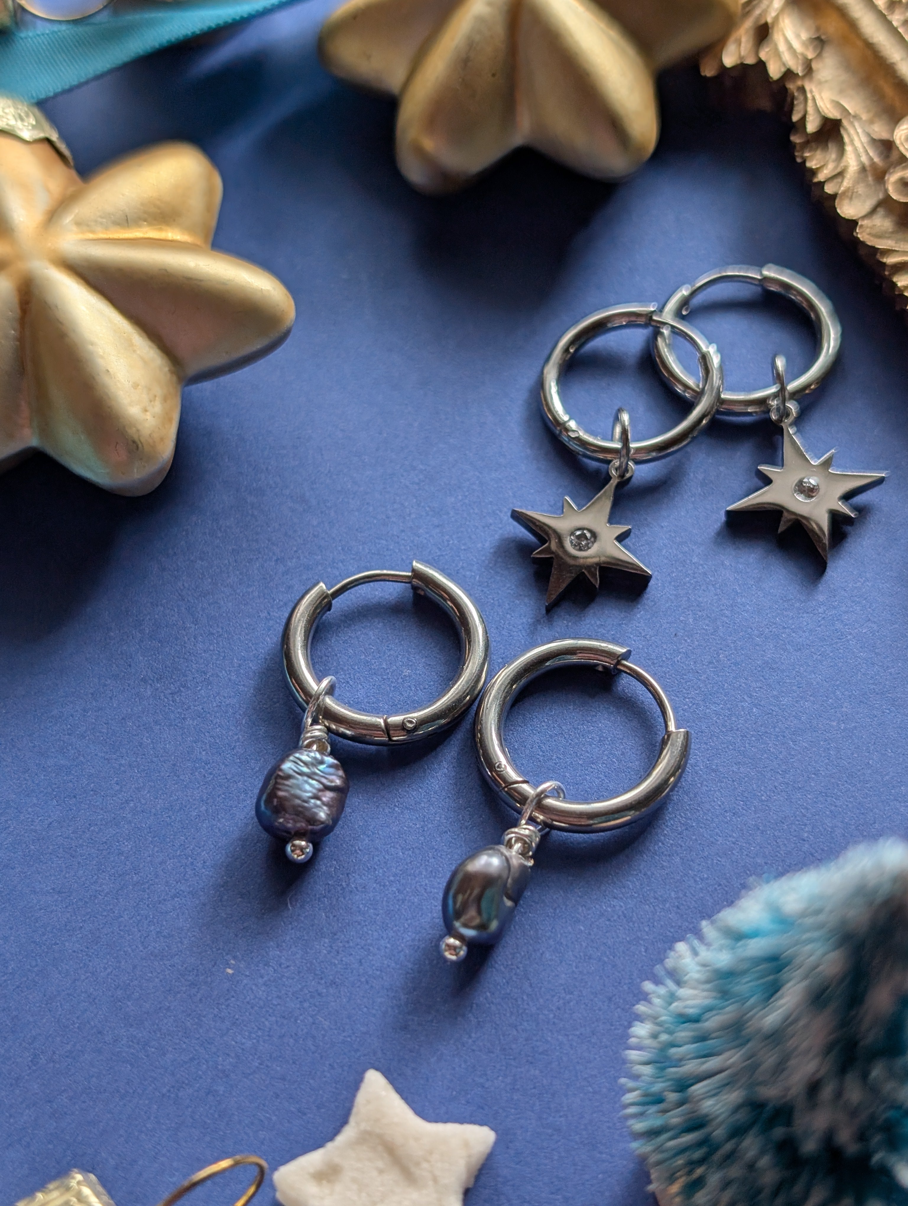 Midnight Pearl - Edelstahl Creolen mit schwarz-blauen Süßwasserperlen