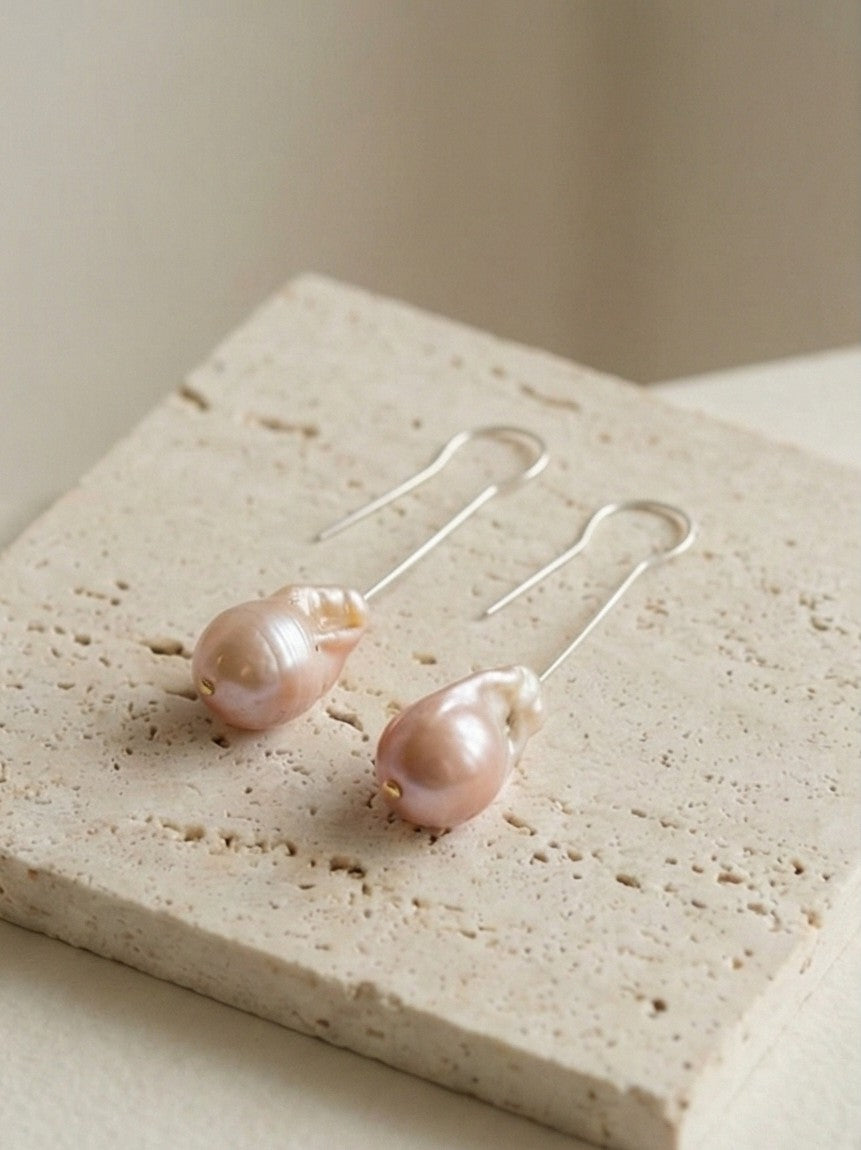 Rosewood Key - Barockperlen Ohrhänger mit Schlüsselloch Detail