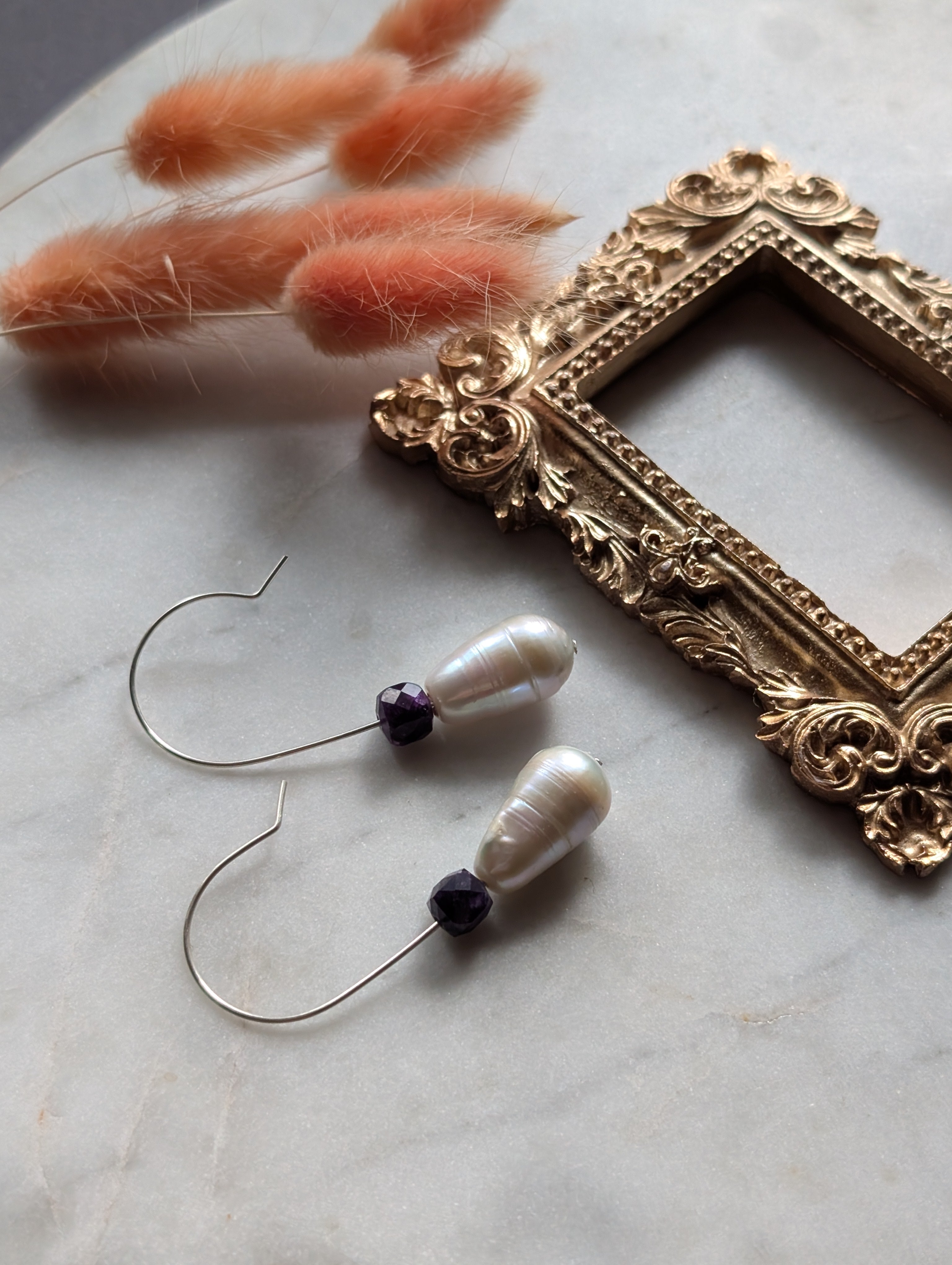 Royal Drops - Ohrhänger mit Barockperle und violettem Quarz