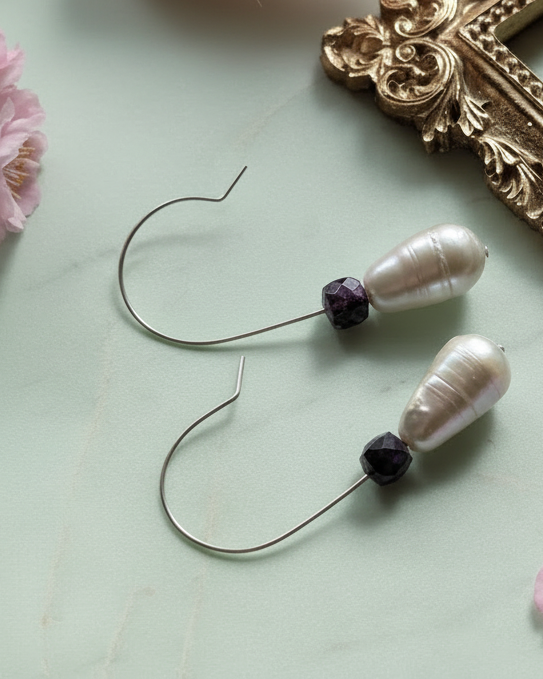 Royal Drops - Ohrhänger mit Barockperle und violettem Quarz