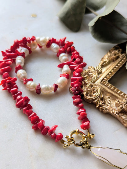 Short necklace with coral, freshwater pearls and rock crystal
