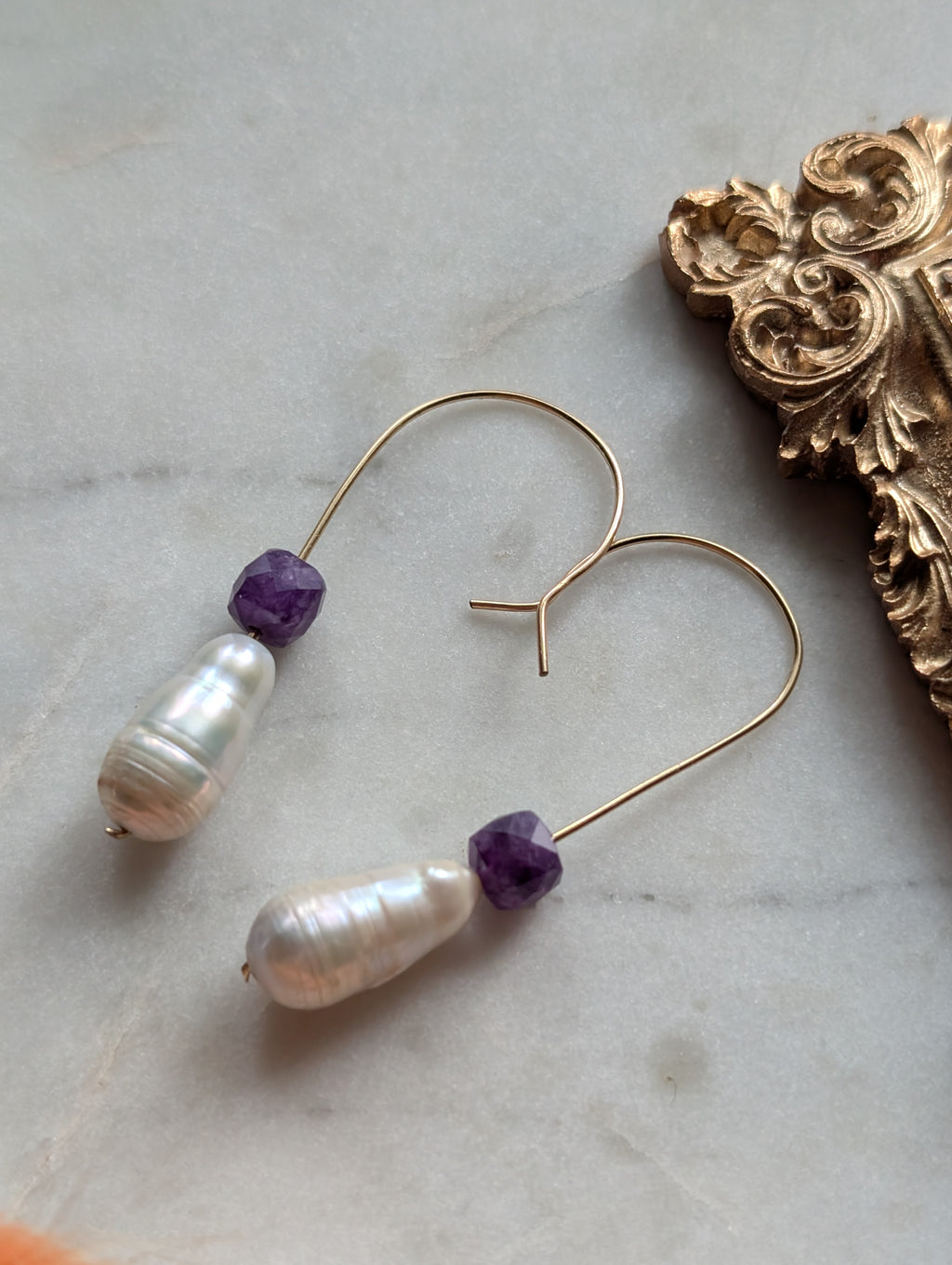 Royal Drops - Ohrhänger mit Barockperle und violettem Quarz