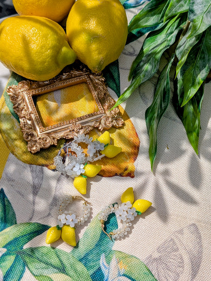 Creole di Limone – Color Wraps Edelstahl-Creolen mit Zitronen und Blüten