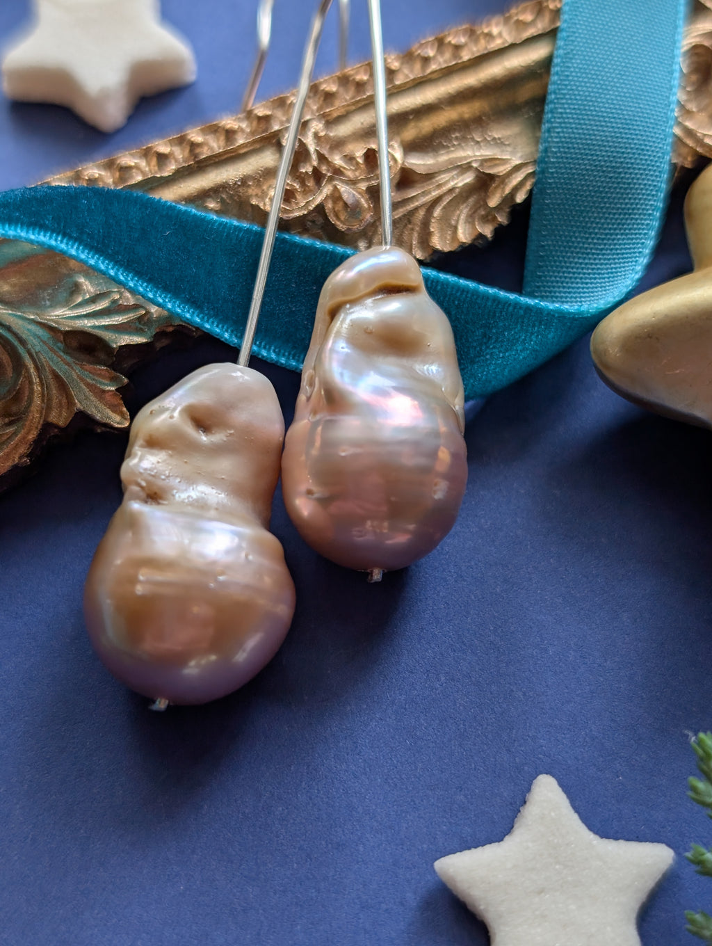 Rosewood Key - Barockperlen Ohrhänger mit Schlüsselloch Detail