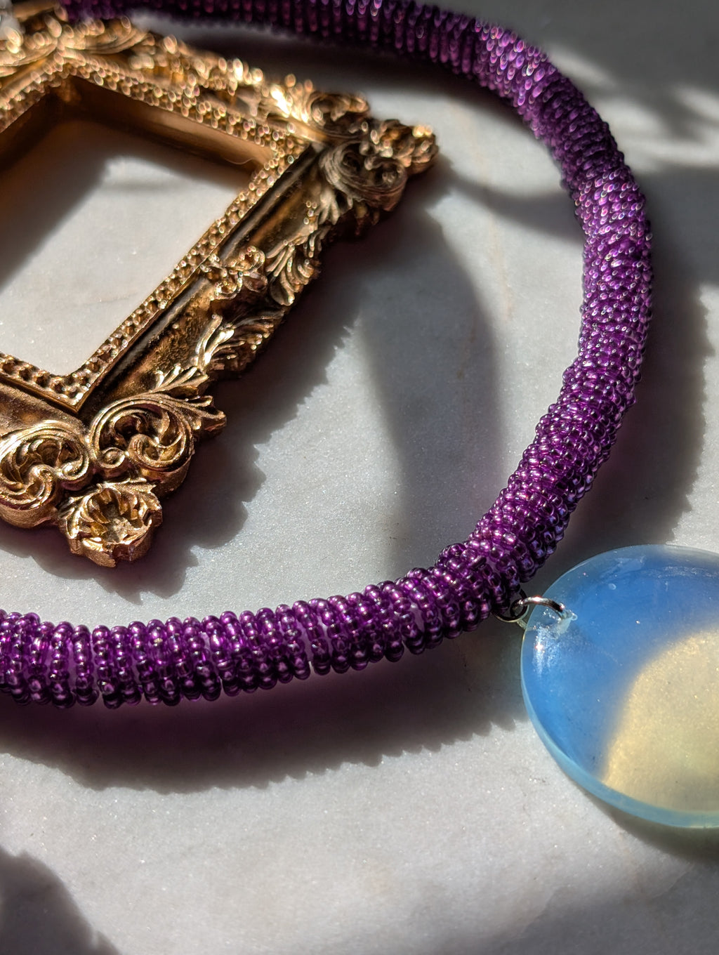 Serena Opale – Zarte Halskette mit Opalit-Anhänger und schimmernder Kordel