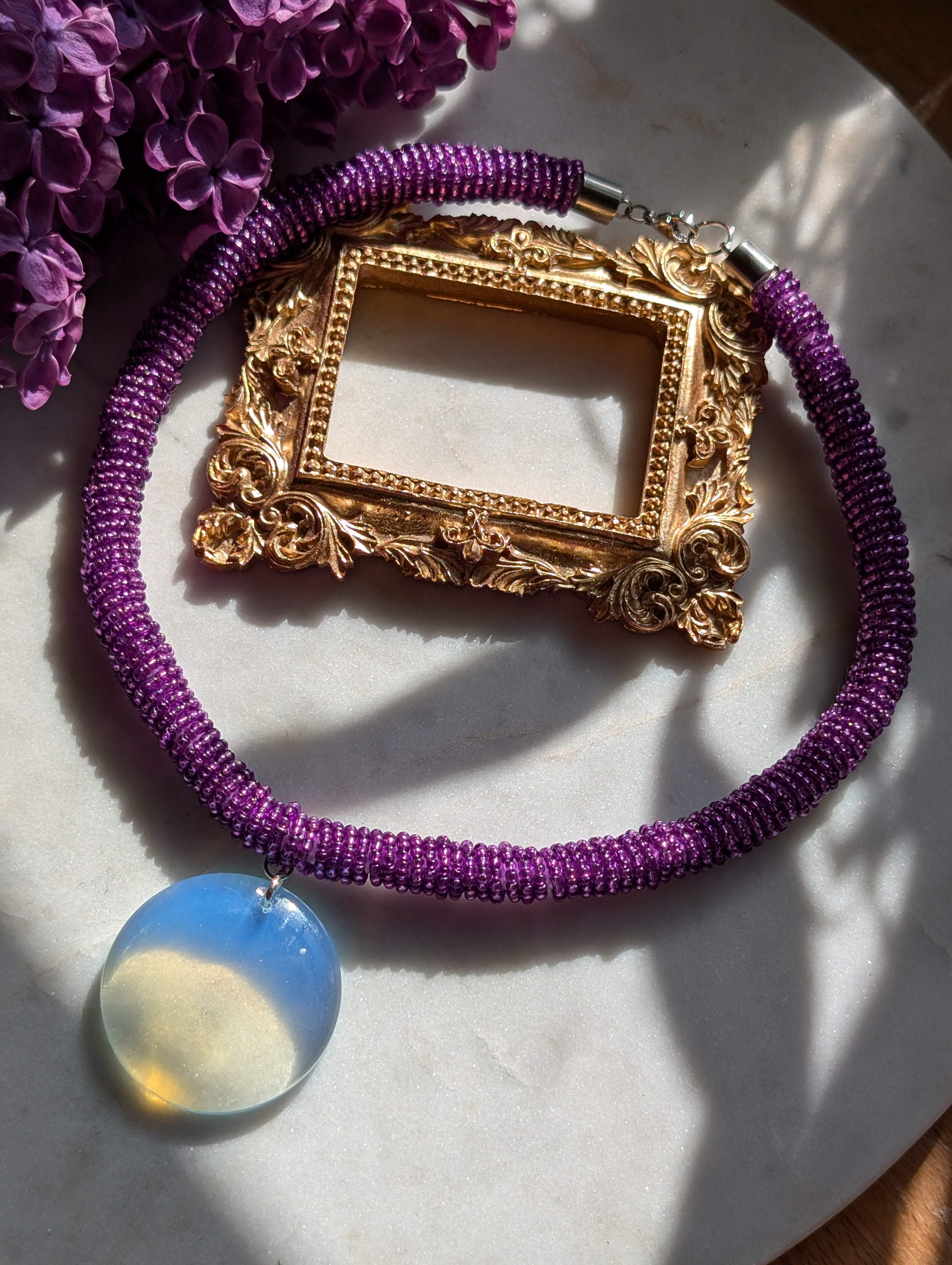 Serena Opale – Zarte Halskette mit Opalit-Anhänger und schimmernder Kordel