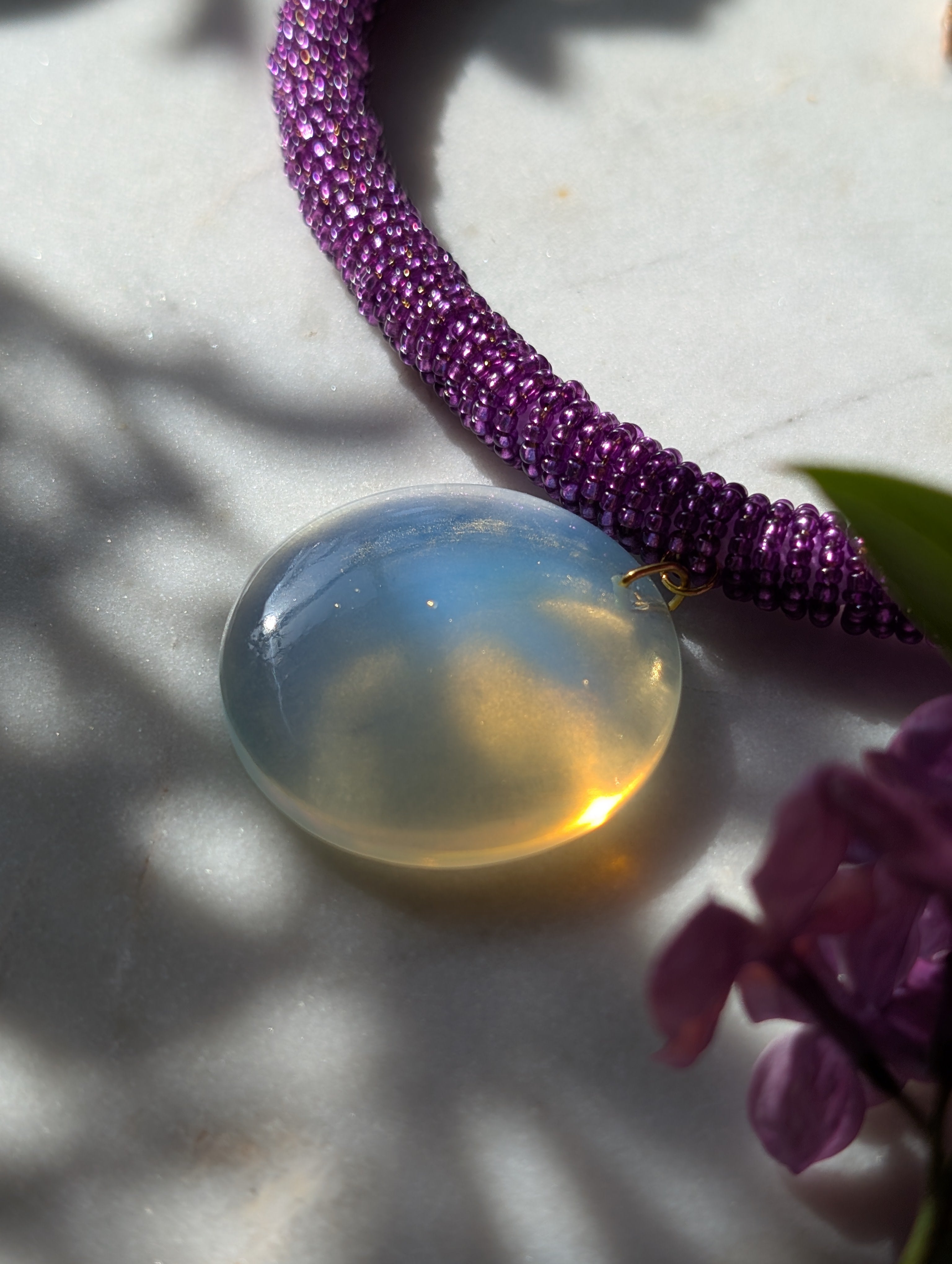 Serena Opale – Zarte Halskette mit Opalit-Anhänger und schimmernder Kordel