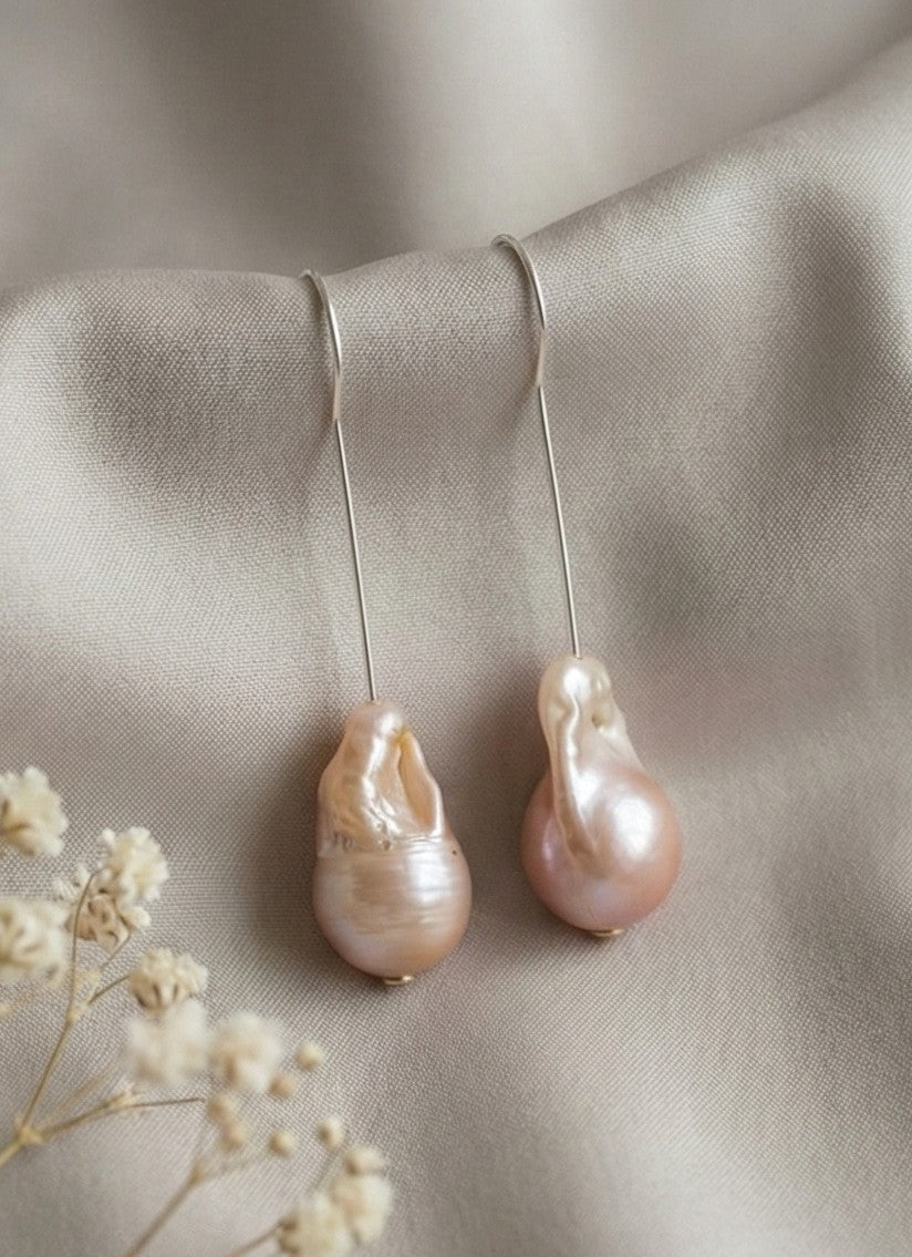 Rosewood Key - Barockperlen Ohrhänger mit Schlüsselloch Detail