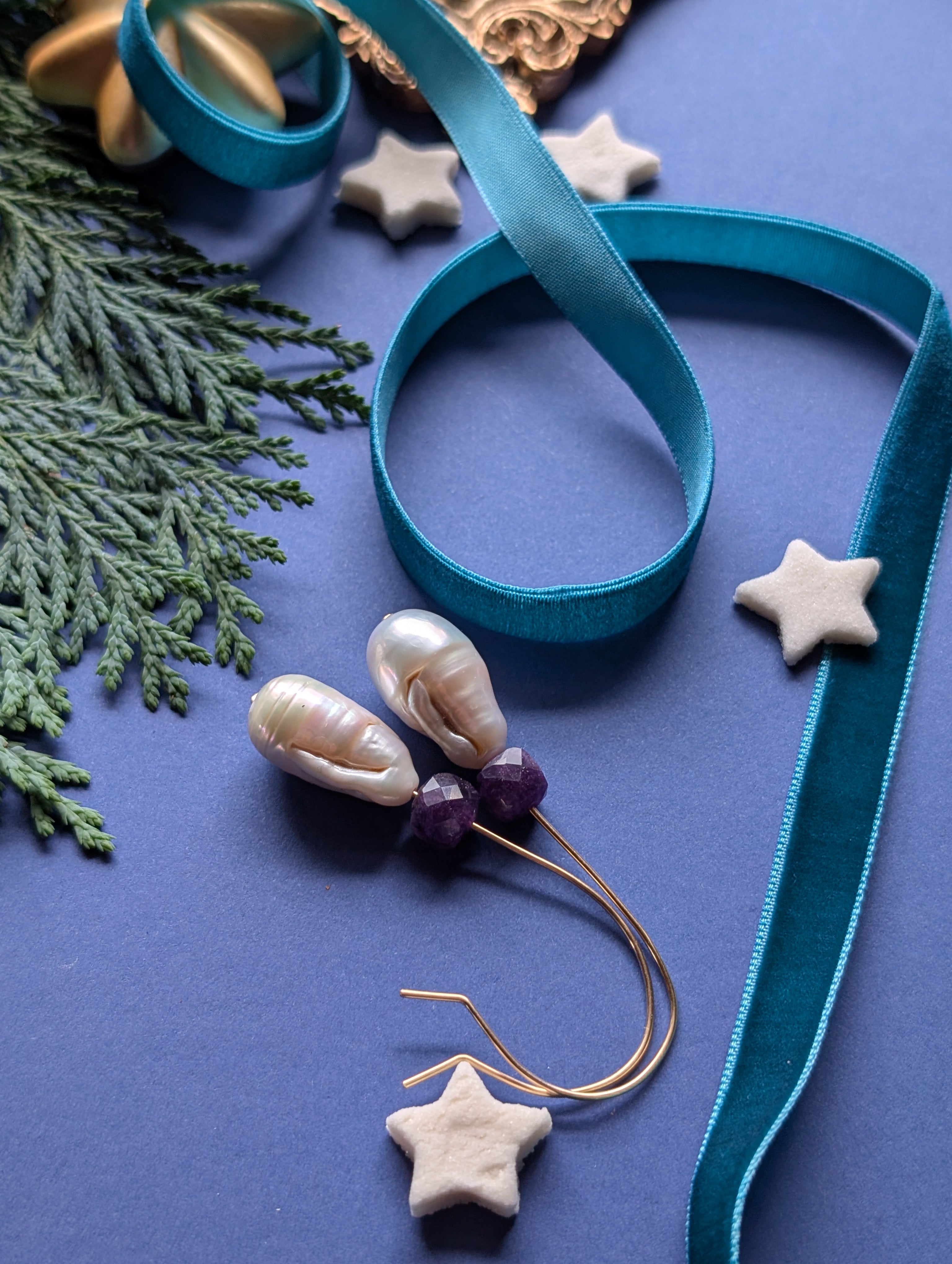 Royal Drops - Ohrhänger mit Barockperle und violettem Quarz