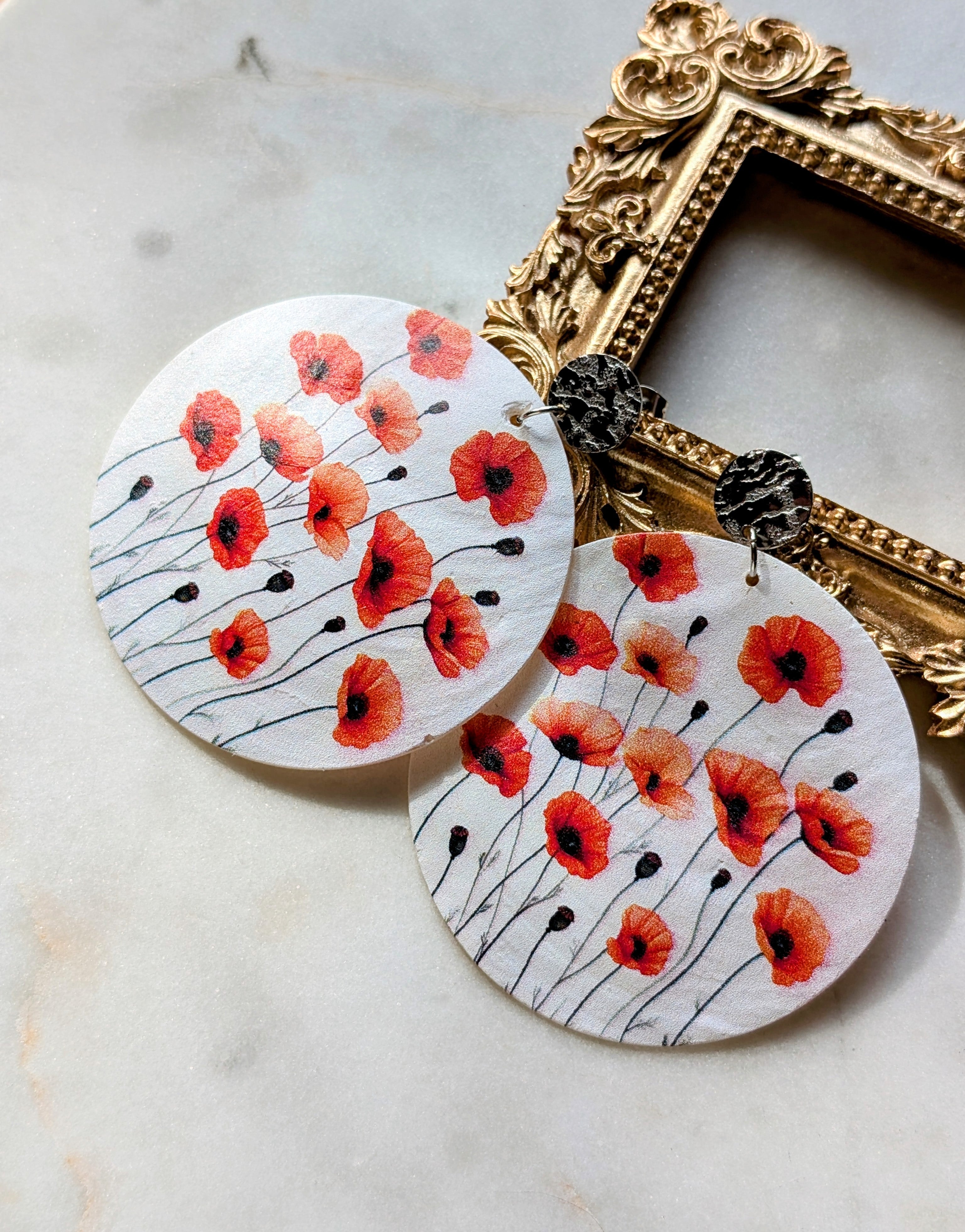 Poppy Bloom – Ohrstecker mit Mohnblumen auf Perlmutt