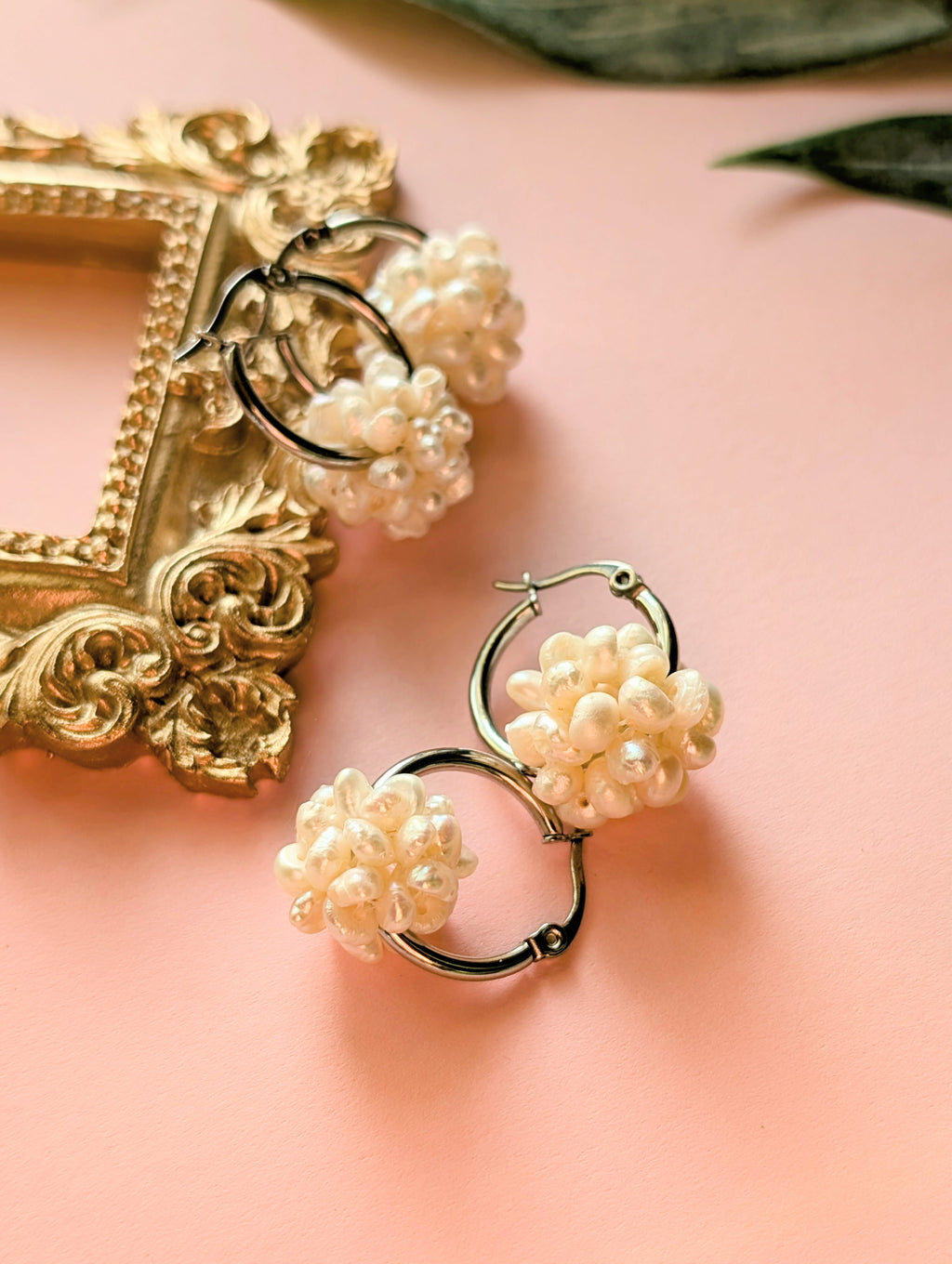 Schneeball Creolen "Minis" - Edelstahl Creolen mit Ball aus Süßwasserperlen