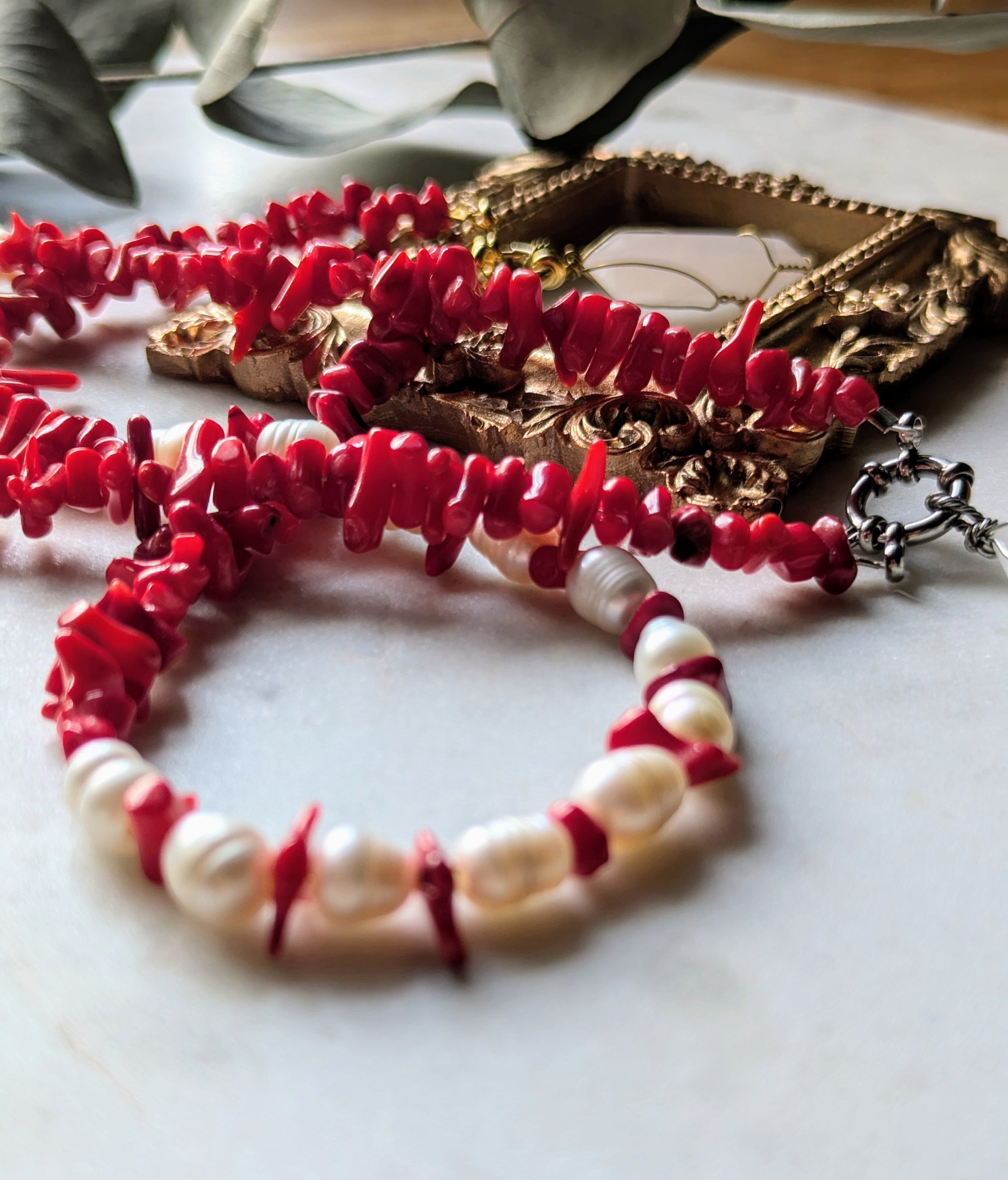 Halskette "Ocean Whisper Choker" – Koralle, Süßwasserperlen & Bergkristall