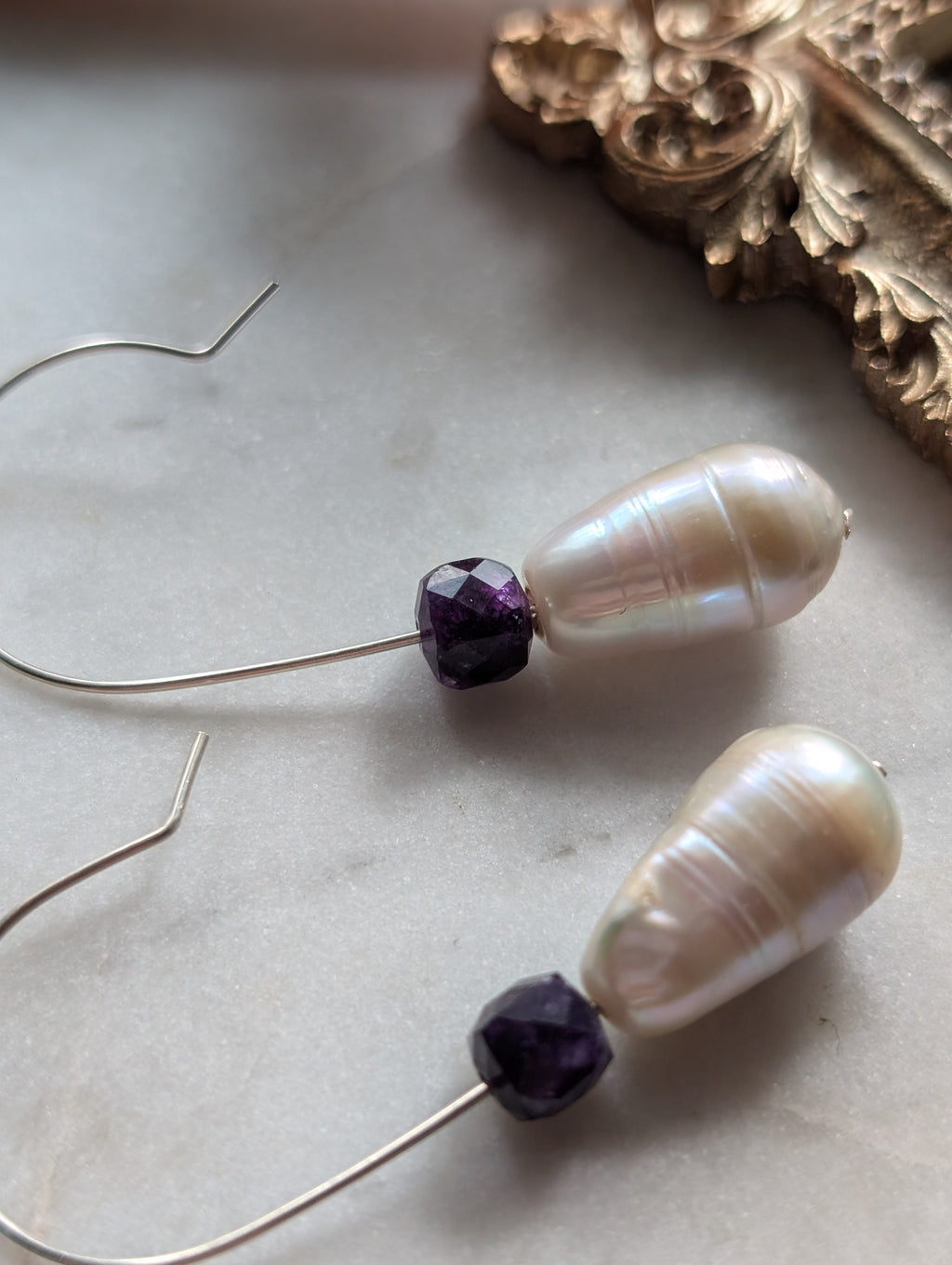 Royal Drops - Ohrhänger mit Barockperle und violettem Quarz