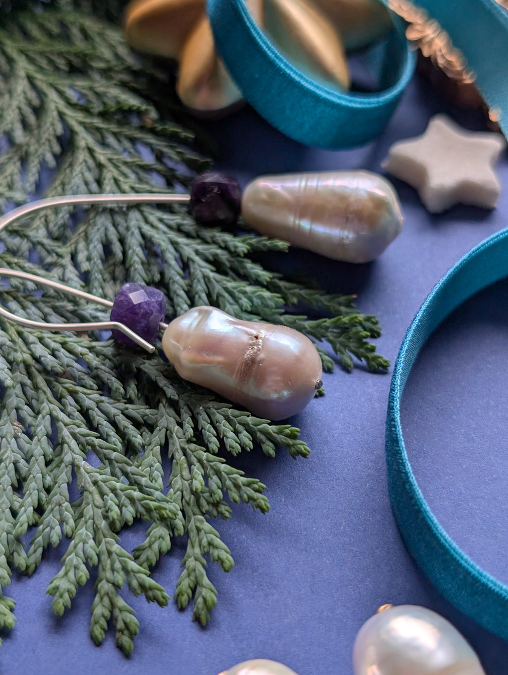 Royal Drops - Ohrhänger mit Barockperle und violettem Quarz