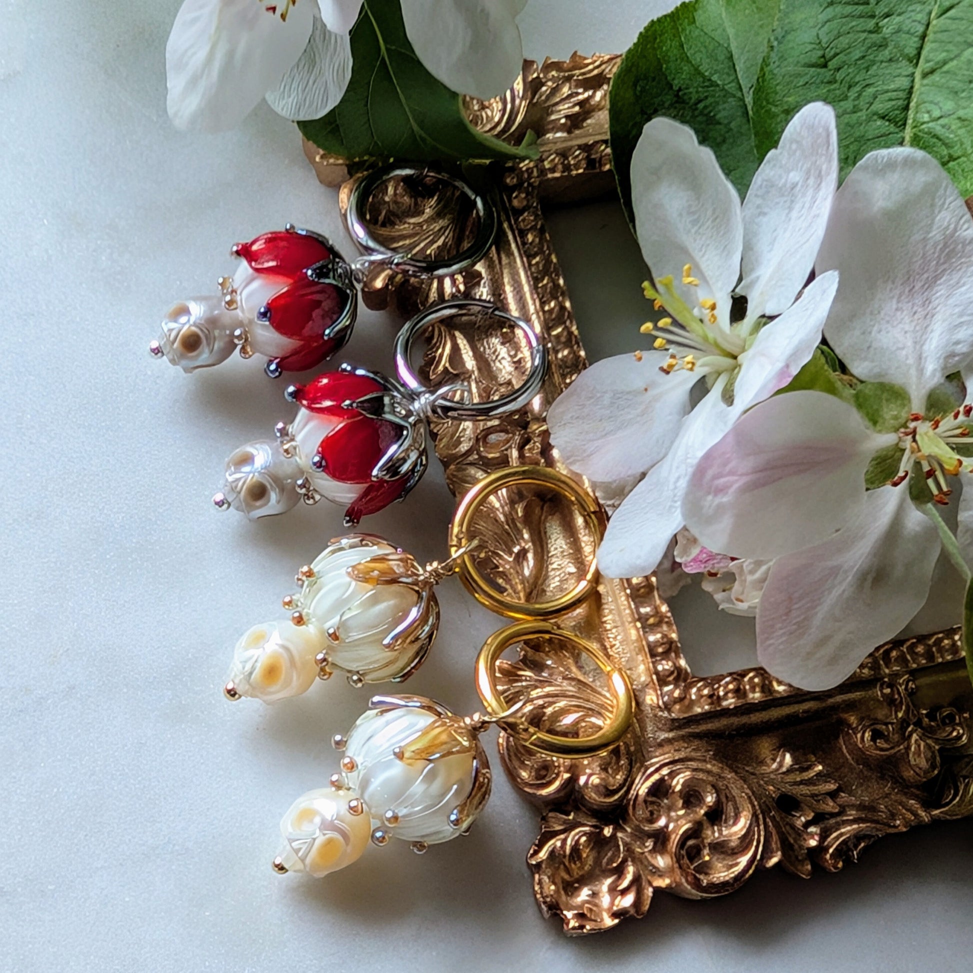 Creolen mit handgefertigten Lampworkperlen und Totenköpfen aus Süßwasserperlen – femininer Gothic Schmuck