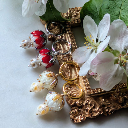 Creolen mit handgefertigten Lampworkperlen und Totenköpfen aus Süßwasserperlen – femininer Gothic Schmuck