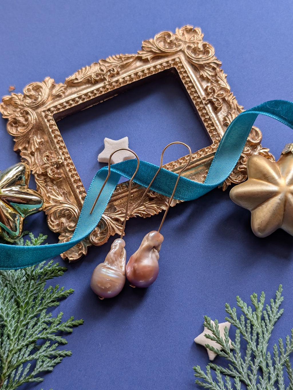 Rosewood Key - Barockperlen Ohrhänger mit Schlüsselloch Detail