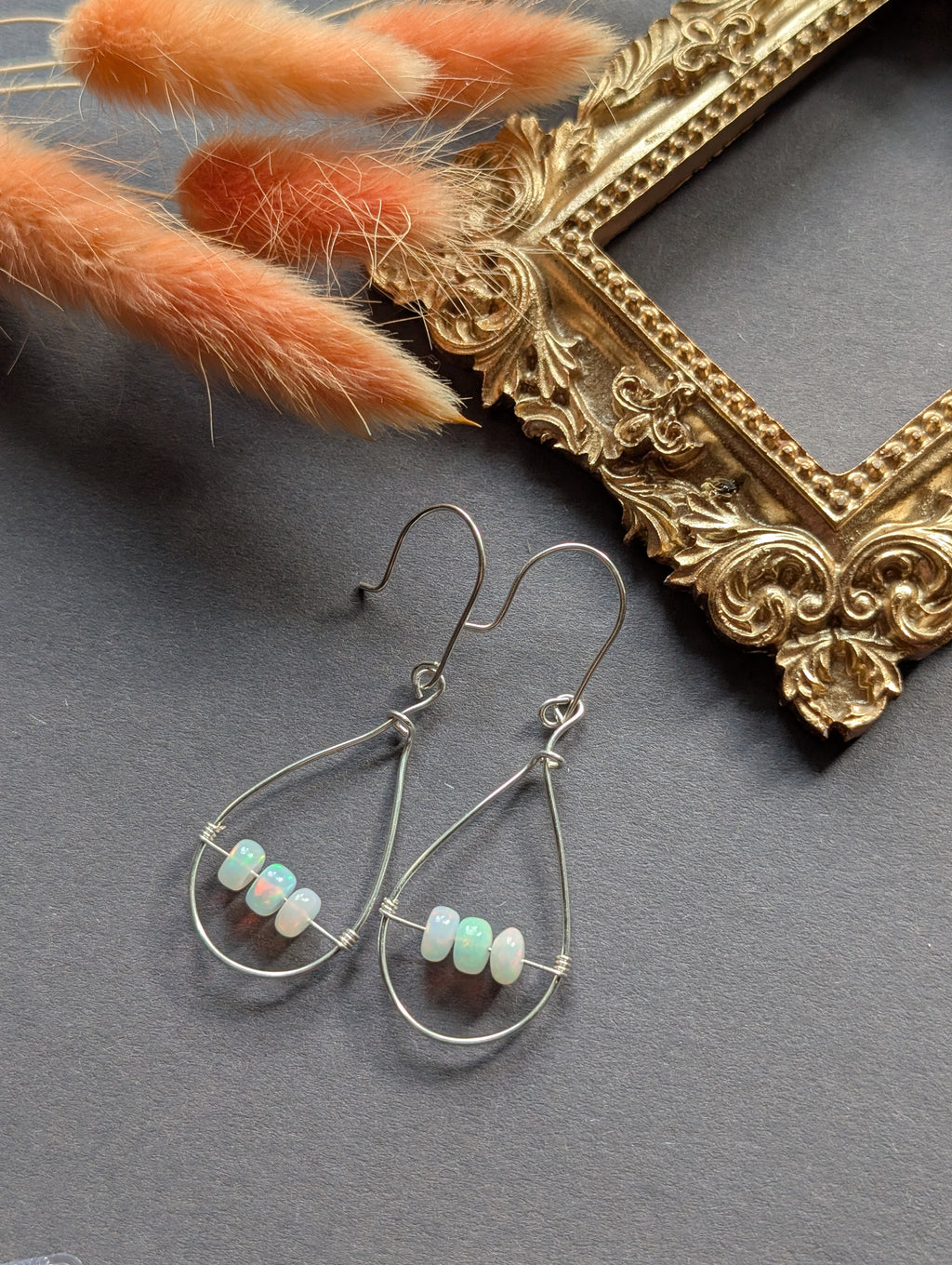 Opaline Tears - Tropfenförmige Ohrhänger mit Feueropal Perlen