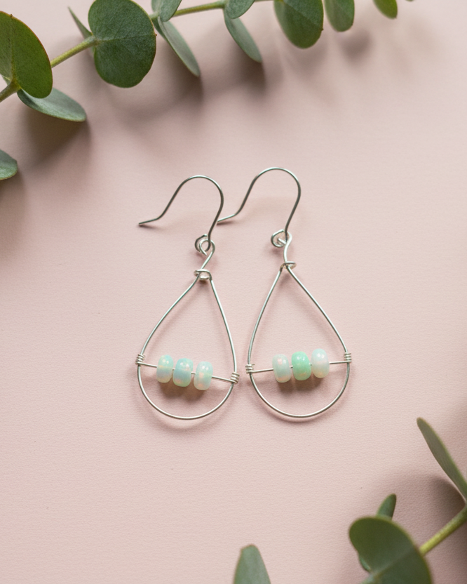 Opaline Tears - Tropfenförmige Ohrhänger mit Feueropal Perlen