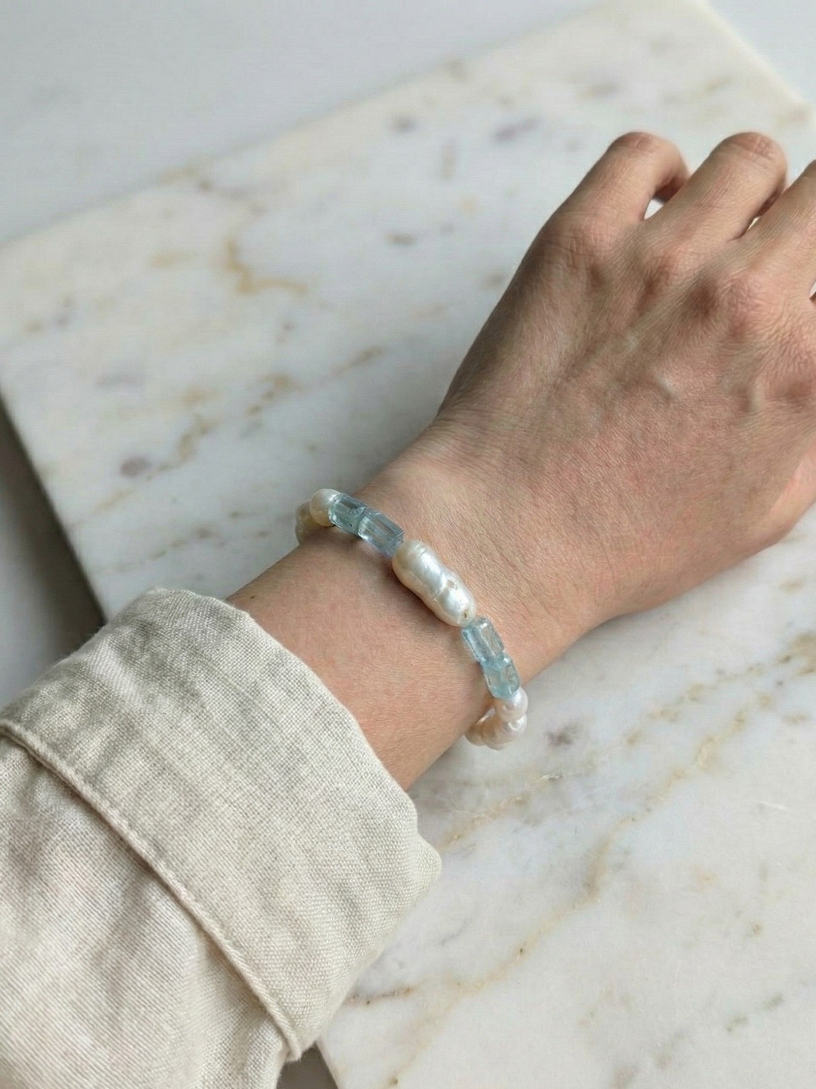 Winter Pearl Armband – Süßwasserperlen und Fluorit