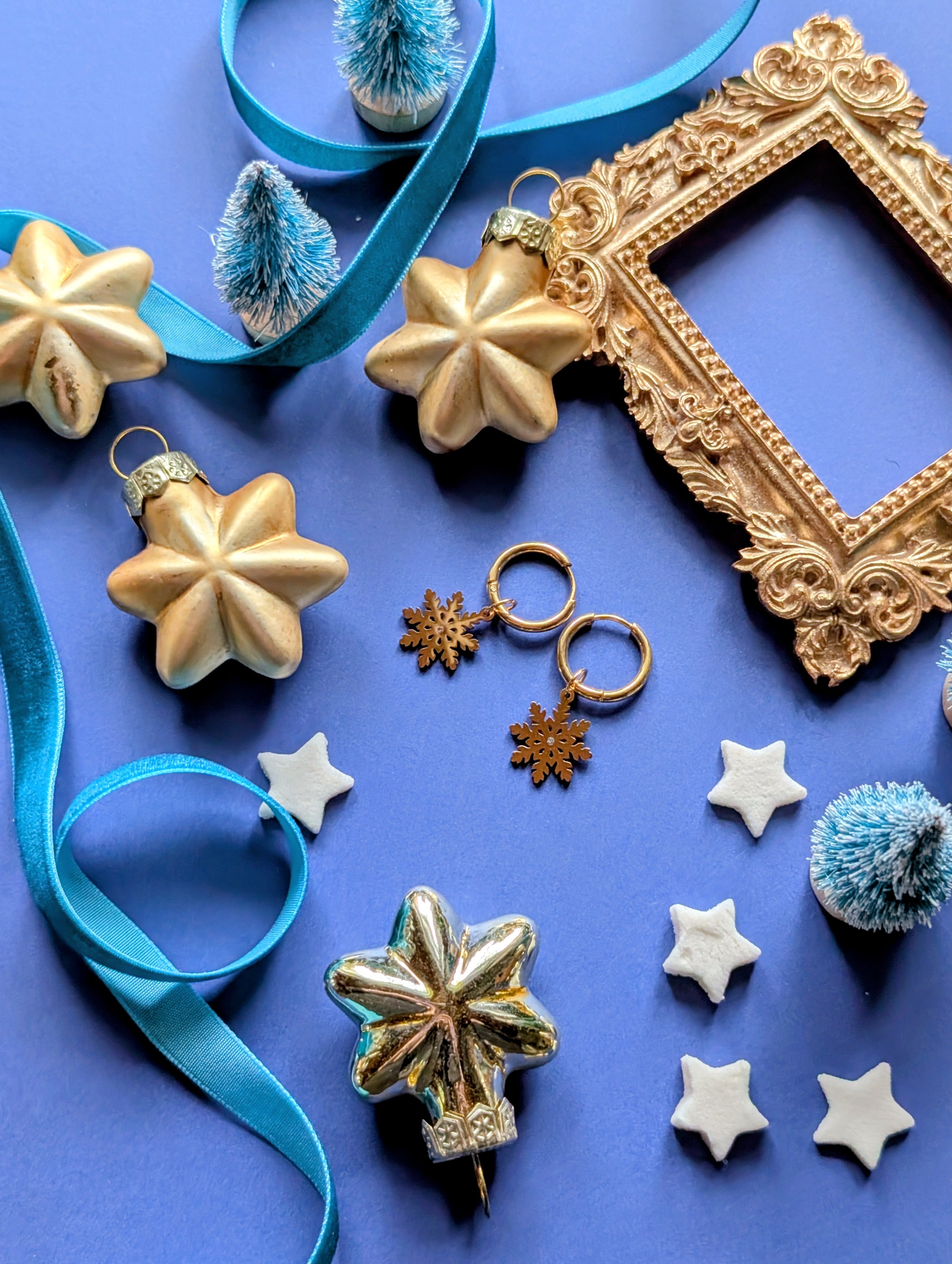 Winterglanz - Edelstahl Creolen mit Schneeflocken Anhänger und Zirkon