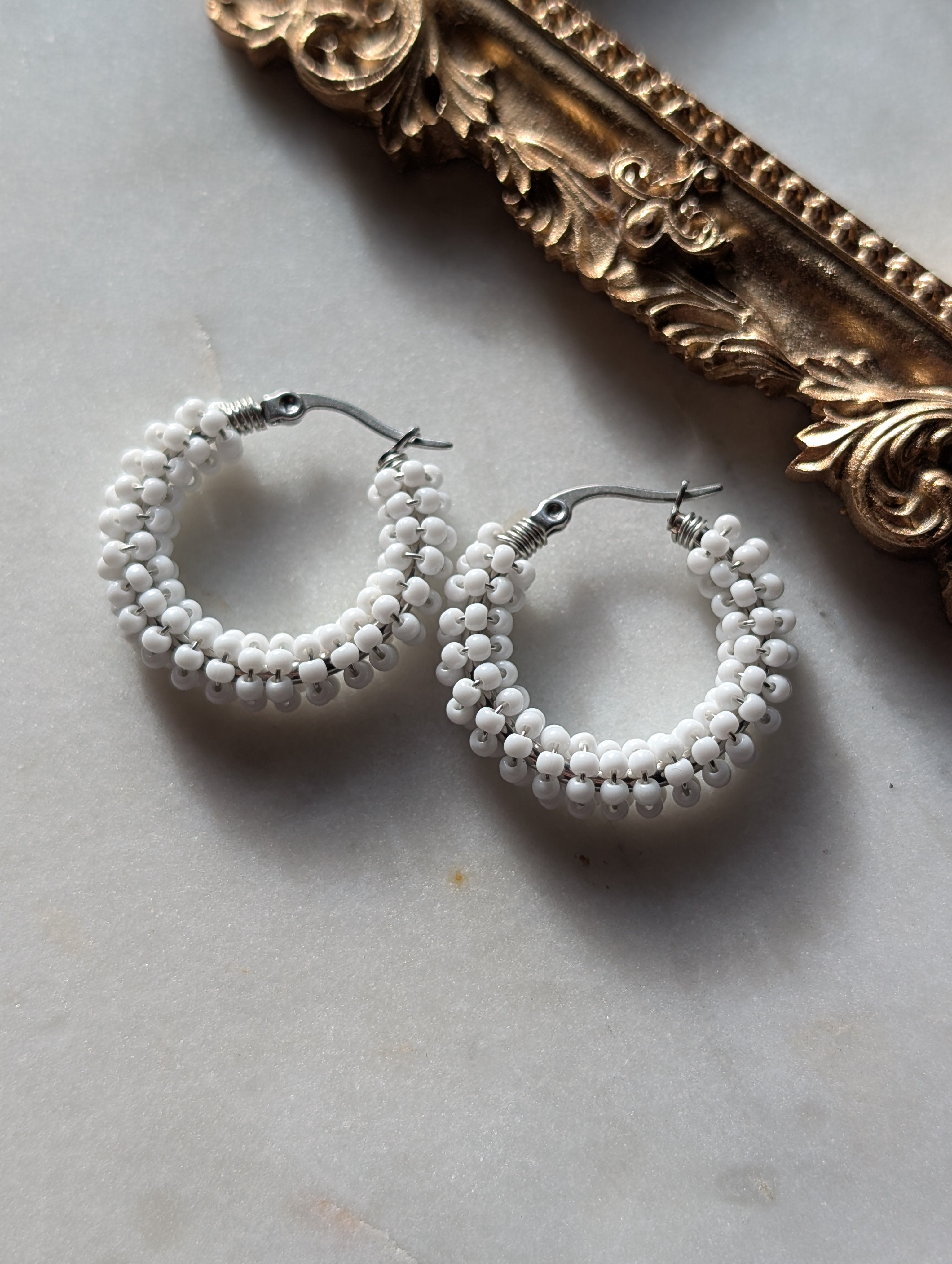 Color Wraps Creolen "Alba" – Edelstahl & weiße Rocailles