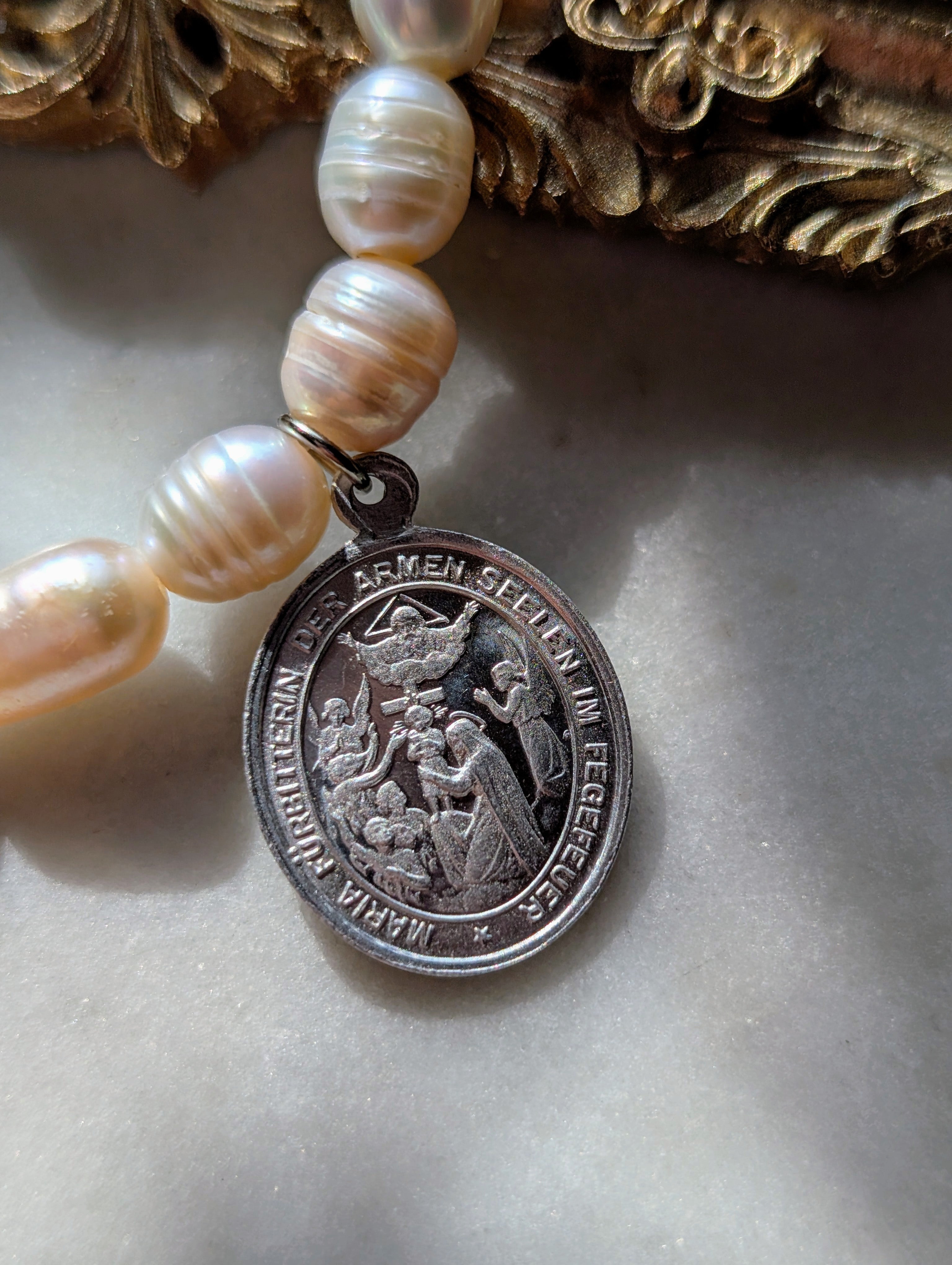 Süßwasserperlenarmband mit Marienmedaille vom Kloster Andechs